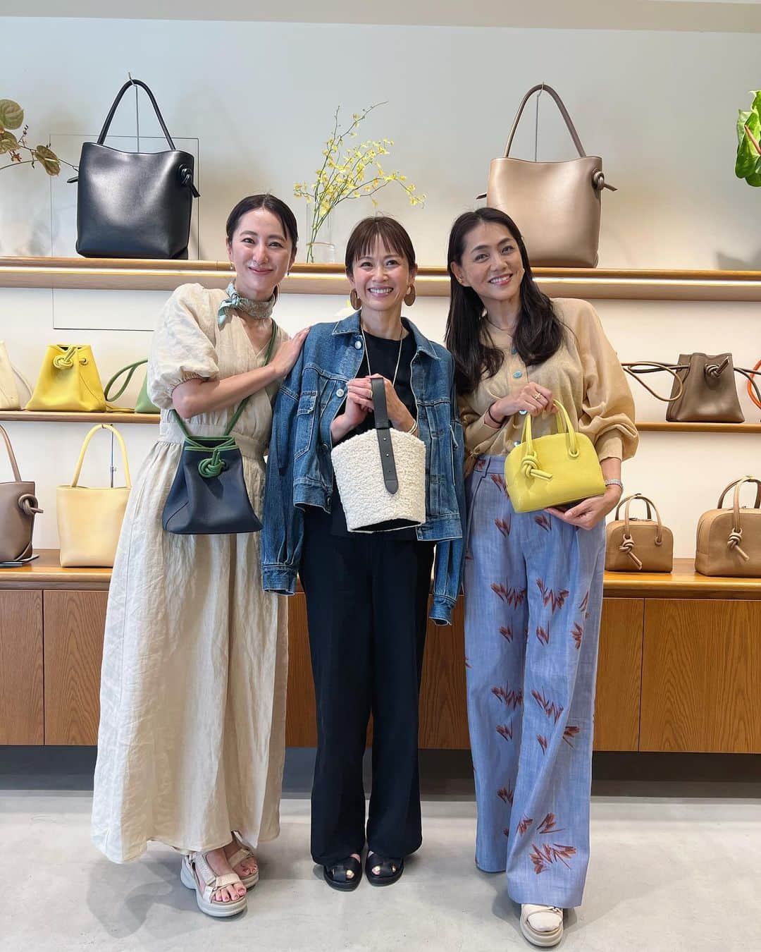 畑野ひろ子のインスタグラム：「撮影終わりに　@vasic_japan 展示会へ。  そこで、素敵すぎるお二人 @maenorichang と、 @maeyuka さんにお会いしました！ お二人でダンスを踊っているインスタも好きです🥰  3枚目の　VASIC PRの、@y________ri425 ちゃん。制服のデニムオンデニムに、デニム生地のバッグが最高に可愛くてパチリ📷  ファー素材のバケツ型もすっごく可愛いかった🖤」
