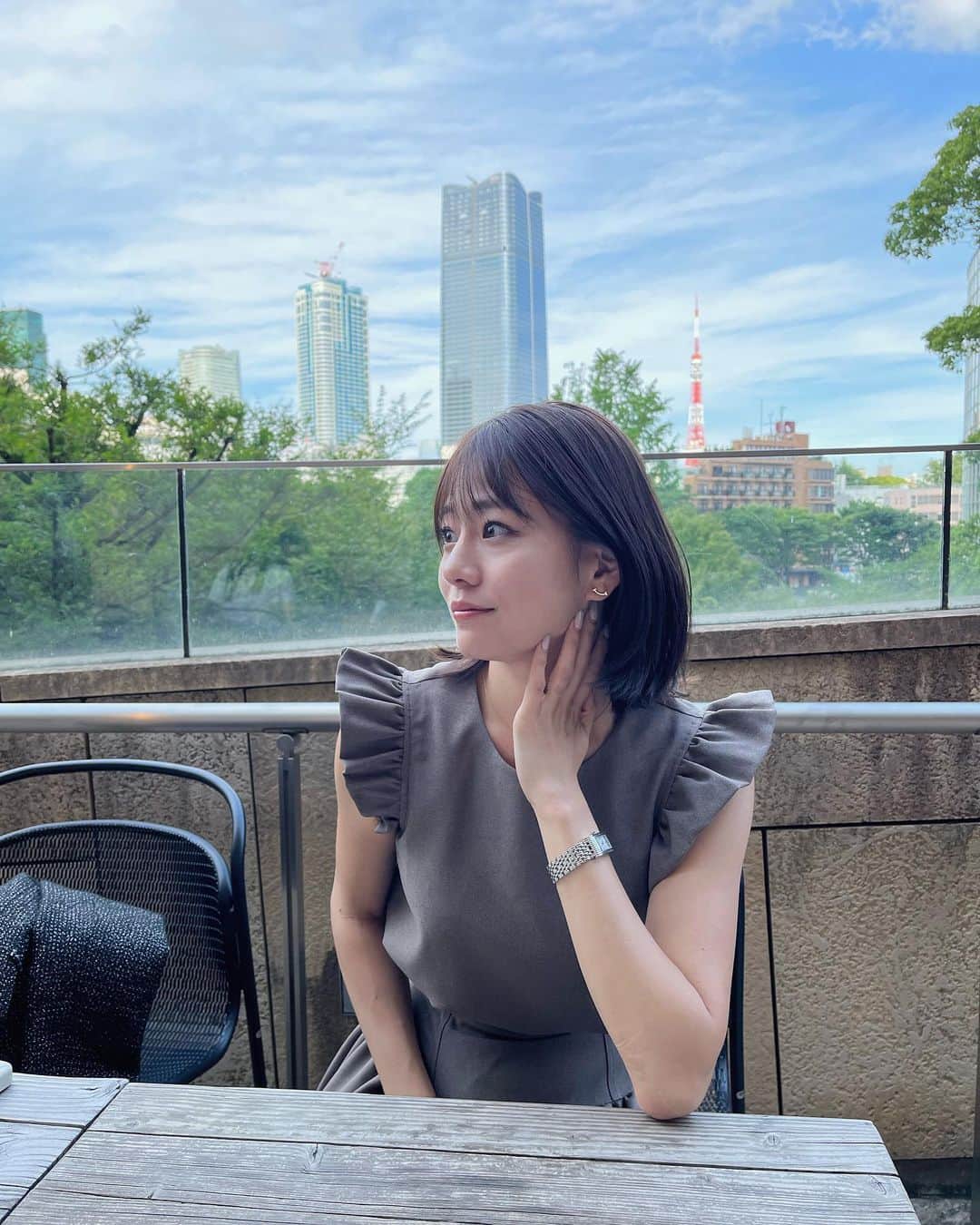 のインスタグラム：「みなさん、お久しぶりです💁‍♀️  1ヶ月以上投稿してなかったことに 今日気付きました👼  久しぶりに真子ちゃん(@makochan_2525 ) に会って指摘されてしまいました😂  真子ちゃんにお誕生日プレゼントも 渡せてわちゃわちゃお話しして 楽しい時間でした🥺💓  私服は @haluhiroine_official  セットアップ👗」