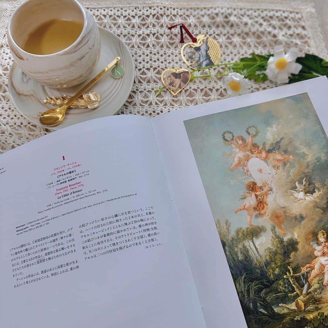 中村このみのインスタグラム：「.  もっとじっくり作品に触れたくて、 図録購入しました🏹🤍 毎晩寝る前に少しずつ読むのが 最近の日課です😌📙  . #ルーブル美術館展 #ルーブル美術館」