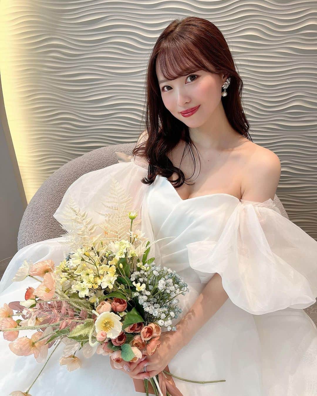 清里千聖のインスタグラム：「. #💍 今日は結婚式の情報収集のときにも沢山 参考にさせて頂いていた (@placole_dressy)さんに ご招待して頂き本日オープンの(@dressycafe_nagoya) さんへ🥹💍🤍 ⁡⁡ ウェディングドレスやカラードレスの試着も できてあやのんと体験してきました👗 オリジナルのドレスも可愛いくて初 #セルフフォト も楽しかった🥰🫶🏻 私は #プリンセスドレス にしました🤍 パフスリーブは取り外し可能でかわいい🥹🫶🏻  そしてお花が散りばめられた可愛らしいスイーツ🥹💐 にブライダルや私服でも使えるアクセサリーなども 販売されていました⛪️💕 ⁡ #プレ花嫁 さんにはもちろんオススメだし #卒花嫁 さんもまたウェディングドレスが着れちゃいます🥺🫶🏻🤍 幸せ空間をぜひ体験しに行ってみてください🥹💍💕 #プラコレ #DRESSYCAFE #名古屋カフェ #名駅カフェ」