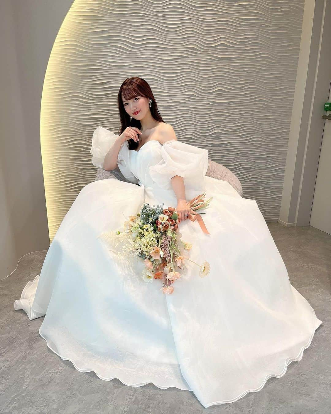 清里千聖さんのインスタグラム写真 - (清里千聖Instagram)「. #💍 今日は結婚式の情報収集のときにも沢山 参考にさせて頂いていた (@placole_dressy)さんに ご招待して頂き本日オープンの(@dressycafe_nagoya) さんへ🥹💍🤍 ⁡⁡ ウェディングドレスやカラードレスの試着も できてあやのんと体験してきました👗 オリジナルのドレスも可愛いくて初 #セルフフォト も楽しかった🥰🫶🏻 私は #プリンセスドレス にしました🤍 パフスリーブは取り外し可能でかわいい🥹🫶🏻  そしてお花が散りばめられた可愛らしいスイーツ🥹💐 にブライダルや私服でも使えるアクセサリーなども 販売されていました⛪️💕 ⁡ #プレ花嫁 さんにはもちろんオススメだし #卒花嫁 さんもまたウェディングドレスが着れちゃいます🥺🫶🏻🤍 幸せ空間をぜひ体験しに行ってみてください🥹💍💕 #プラコレ #DRESSYCAFE #名古屋カフェ #名駅カフェ」6月1日 19時10分 - chiseikiyosato