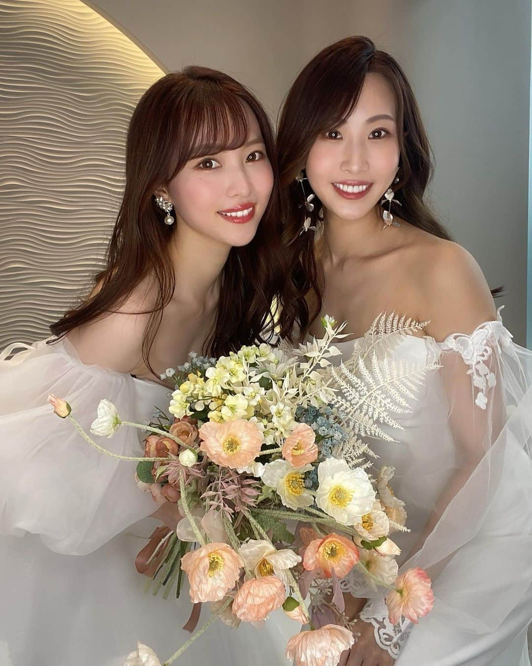 清里千聖さんのインスタグラム写真 - (清里千聖Instagram)「. #💍 今日は結婚式の情報収集のときにも沢山 参考にさせて頂いていた (@placole_dressy)さんに ご招待して頂き本日オープンの(@dressycafe_nagoya) さんへ🥹💍🤍 ⁡⁡ ウェディングドレスやカラードレスの試着も できてあやのんと体験してきました👗 オリジナルのドレスも可愛いくて初 #セルフフォト も楽しかった🥰🫶🏻 私は #プリンセスドレス にしました🤍 パフスリーブは取り外し可能でかわいい🥹🫶🏻  そしてお花が散りばめられた可愛らしいスイーツ🥹💐 にブライダルや私服でも使えるアクセサリーなども 販売されていました⛪️💕 ⁡ #プレ花嫁 さんにはもちろんオススメだし #卒花嫁 さんもまたウェディングドレスが着れちゃいます🥺🫶🏻🤍 幸せ空間をぜひ体験しに行ってみてください🥹💍💕 #プラコレ #DRESSYCAFE #名古屋カフェ #名駅カフェ」6月1日 19時10分 - chiseikiyosato