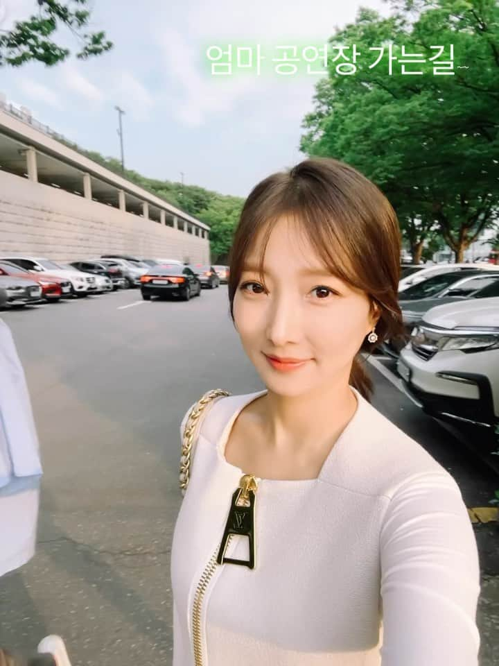 イ・イネのインスタグラム：「엄마 공연장 가는 길~ 💃🏻 나들이 나오기 최상의 날씨☀️🌈🌼 .. .. .. 여보~  인스타에 올릴 줄 모르고 빼꼼~했네 ㅋㅋ  내 맘대로 한컷 투척~🤣🤣  #인스타 보고 놀랐을 #남편 #미안 😛 #국립극장 #한국무용 #공연 #평양검무 #임영순 💕 #기분 #좋아요 🤤」