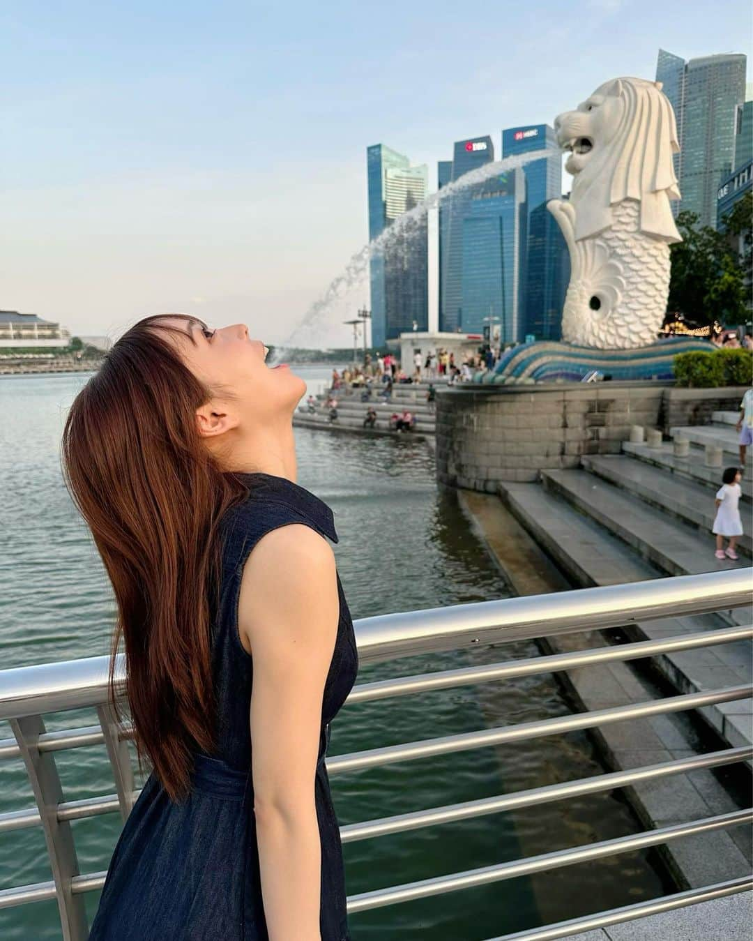 辻満里奈のインスタグラム：「シンガポールに来ています🇸🇬  マーライオンの写真、なかなか上手に撮れた気がする🦁✨  ただ意外にこうやって写真を撮ってる人が少なくて、ちょっとだけ恥ずかしかったです🤏笑  もうしばらく滞在するので、またアップします✨  #singapore #merlion #merlionpark #marinabaysands #シンガポール #マーライオン #マーライオンパーク #マリーナベイサンズ #シンガポールグルメ #シンガポール旅行 #シンガポールチキンライス #loykee #チリクラブ #chillicrab #palmbeach #セントフォース #アナウンサー #辻満里奈」