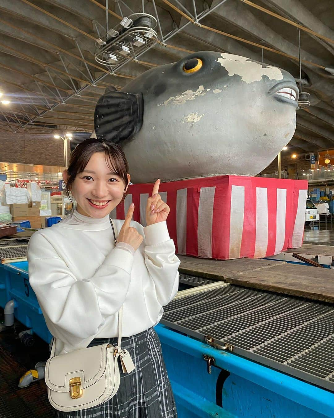 小林茉里奈さんのインスタグラム写真 - (小林茉里奈Instagram)「🐡 先日大学時代の友人2人が福岡に遊びに来ていて、#山口ドライブ に🚗✨ (運転は友達2人が交代でしてくれました…戦力になれずごめんなさい😭)  実は私山口に遊びに行くのは初めてで😳  あいにくの雨だったのですが… それでも角島は綺麗でした〜🌟  今度は晴れの日リベンジしたいな🥺☀️  #山口観光  #唐戸市場  #角島 #角島大橋」6月1日 19時25分 - marina_k224