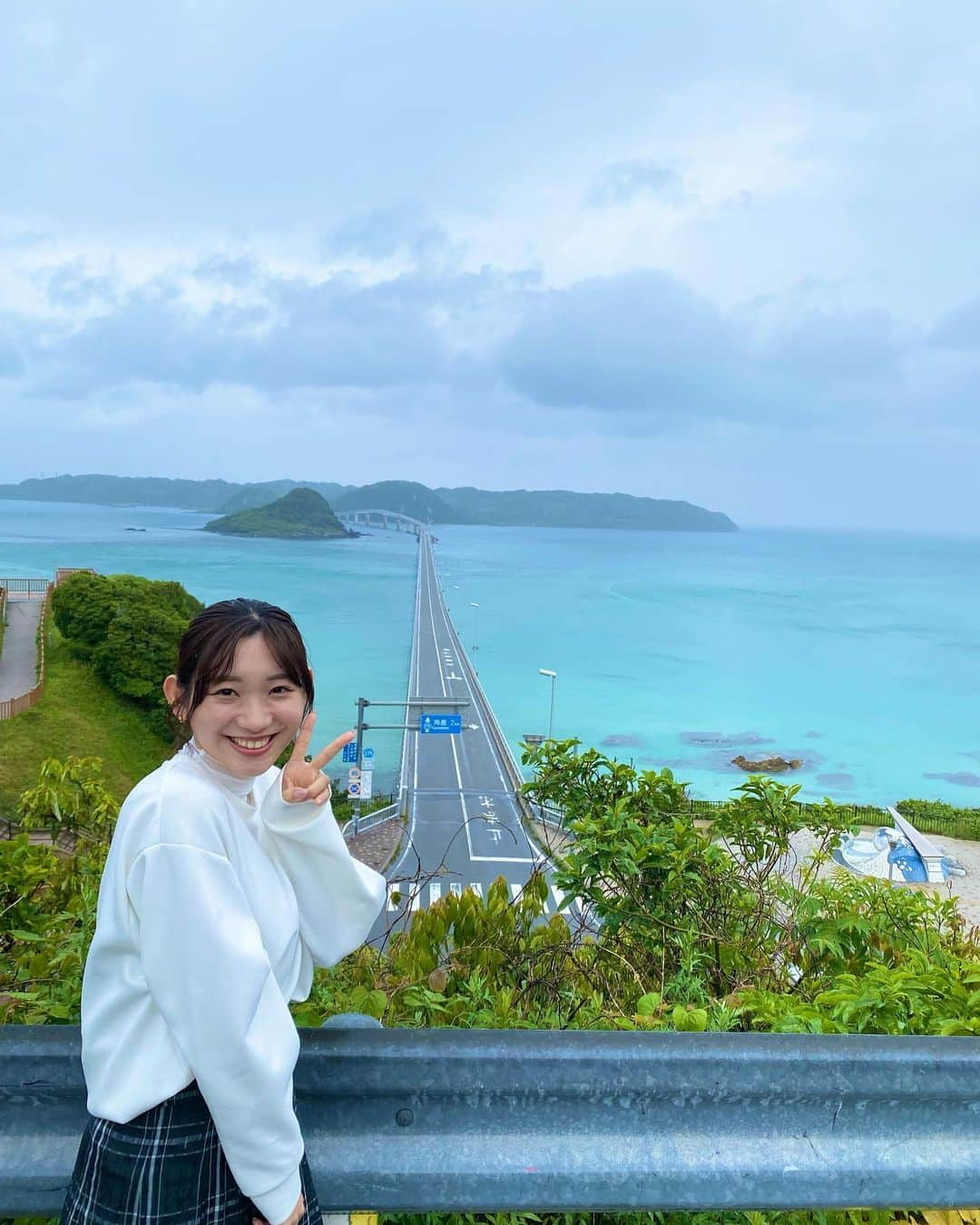 小林茉里奈さんのインスタグラム写真 - (小林茉里奈Instagram)「🐡 先日大学時代の友人2人が福岡に遊びに来ていて、#山口ドライブ に🚗✨ (運転は友達2人が交代でしてくれました…戦力になれずごめんなさい😭)  実は私山口に遊びに行くのは初めてで😳  あいにくの雨だったのですが… それでも角島は綺麗でした〜🌟  今度は晴れの日リベンジしたいな🥺☀️  #山口観光  #唐戸市場  #角島 #角島大橋」6月1日 19時25分 - marina_k224