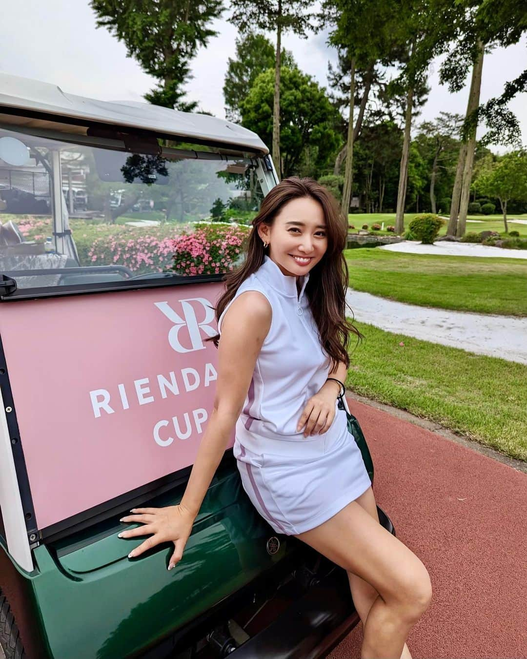 李 雨瀟のインスタグラム：「rienda golf cup 2023🤍⛳️ . 先週金曜日に女子だけで行われたコンペに参加してきました✨ @rienda_golf @rienda_official  . みんなでリエンダのウェアを着て回るという、 キラキラして可愛い女子がたくさん🤭 . たまたま同じ組に里奈ちゃんが❣️ おまけに選んだウェアも色違い🤣❣️ 運命感じました🥰笑 セットアップのサイドのラインが リエンダカラーで第一印象でこれにしたの✌️ . この日はゆっくりみんなで和気藹々と回れてスコアが89に👏 新ペリにもはまり、6位でリエンダコスメをいただきました🥰👏✨ いぇーい！！！ . また次回も参加したいなっ🔥 ご招待頂きありがとうございました🤍 . #yuxiao_golf #golf #ゴルフ好き #リエンダ　 #rienda #riendagolf #ゴルフ女子 #ゴルフ #ゴルフコーデ #ゴルフコンペ #フレンドシップカントリークラブ」