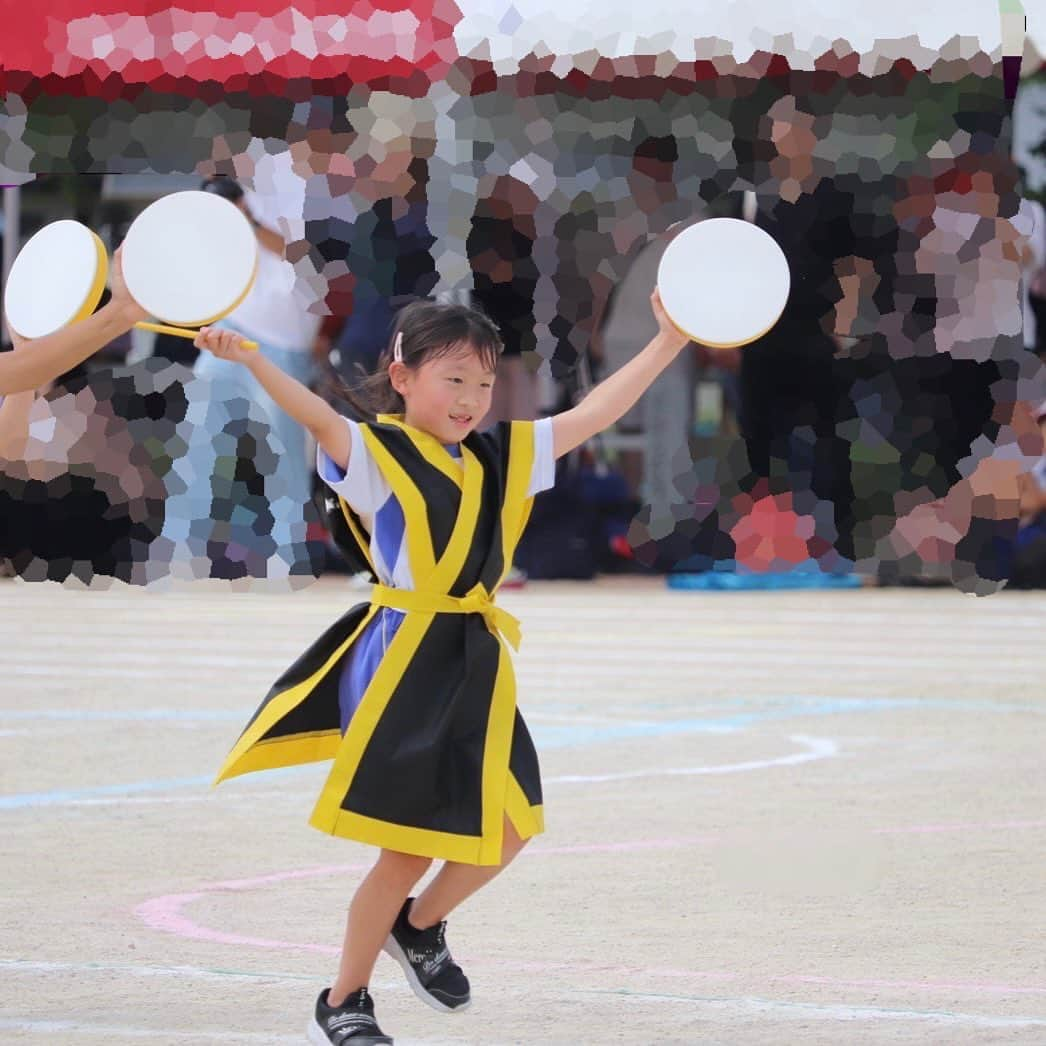 秋本ゆかりさんのインスタグラム写真 - (秋本ゆかりInstagram)「先週の小学校運動会。  長女はエイサーとダイナミックハリケーンに出場。 エイサーは家でも踊って練習がんばってたね👍  法被にはみんな自分で思いを込めた一文字を書いていました✨ 長女は「楽」 文字通り楽しむことができたようです😊  みんな声も大きく出せていたし、カッコよかった👏👏  まだ完全には戻ってないけど、ちゃんと行事ができて幸せだね🌸お疲れ様✨  . #運動会#小学生#3年生#エイサー#楽 #よく頑張りました💮  #友人が撮ってくれた写真#ありがとう」6月1日 19時18分 - akimoto_yukari