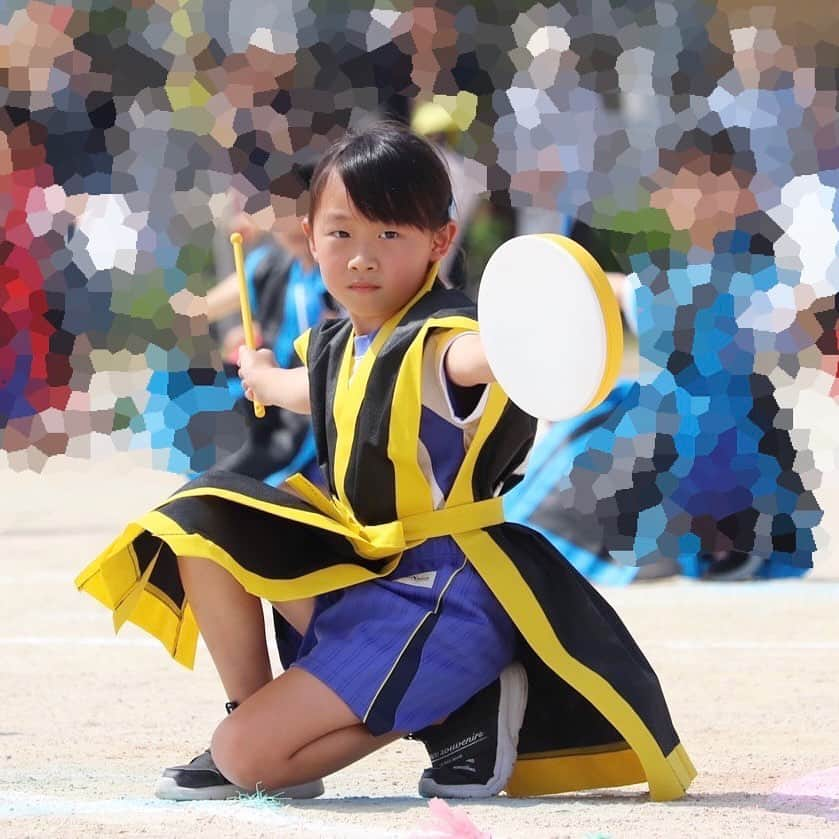 秋本ゆかりのインスタグラム：「先週の小学校運動会。  長女はエイサーとダイナミックハリケーンに出場。 エイサーは家でも踊って練習がんばってたね👍  法被にはみんな自分で思いを込めた一文字を書いていました✨ 長女は「楽」 文字通り楽しむことができたようです😊  みんな声も大きく出せていたし、カッコよかった👏👏  まだ完全には戻ってないけど、ちゃんと行事ができて幸せだね🌸お疲れ様✨  . #運動会#小学生#3年生#エイサー#楽 #よく頑張りました💮  #友人が撮ってくれた写真#ありがとう」