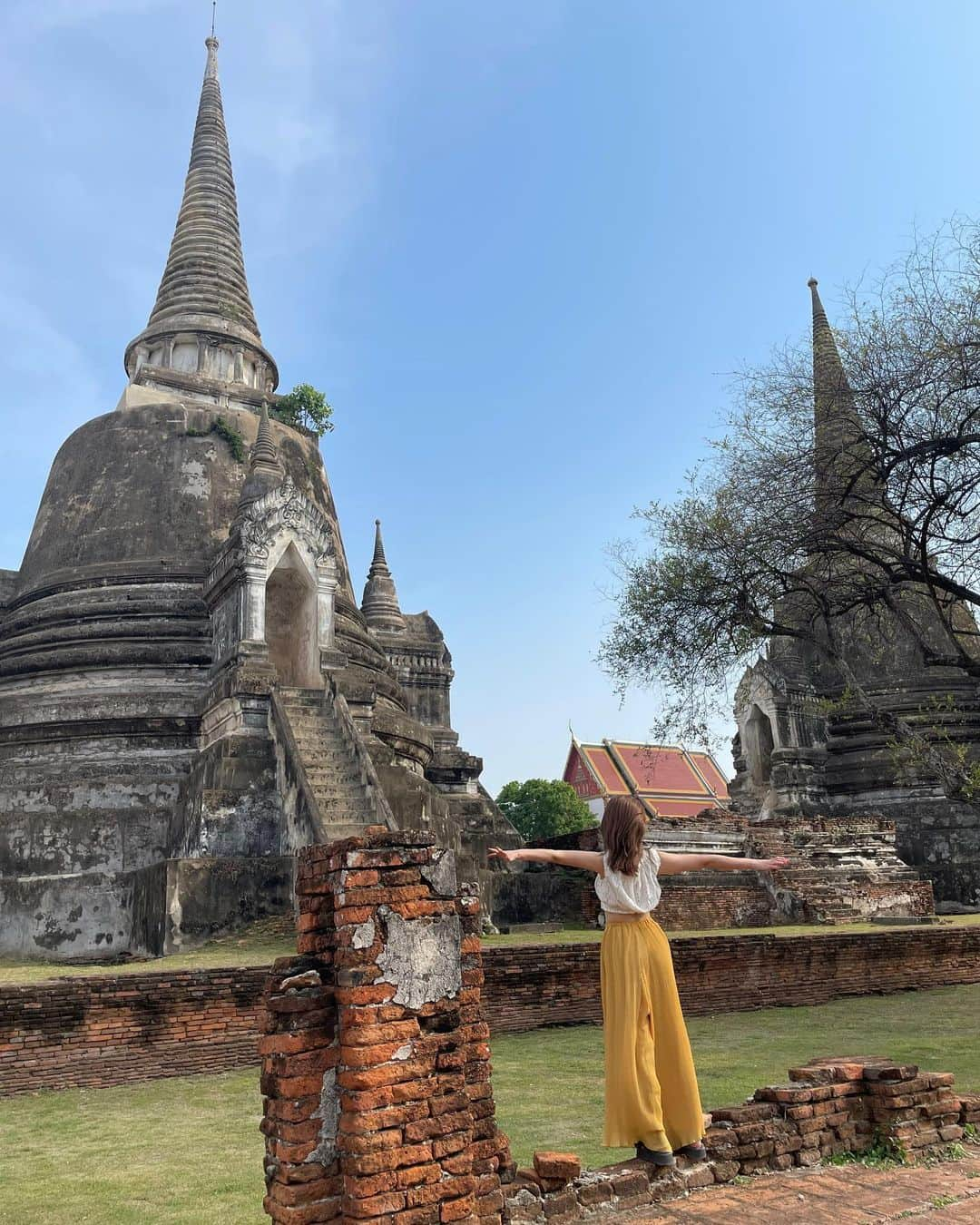 𝕟𝕒𝕞𝕚𝕔𝕙𝕒𝕟のインスタグラム：「. 🇹🇭Thailand  ワットプラシーサンペット   修復されているけど、完璧でなく傾いている壮大な宮殿跡 🕌 かっこよかった✨️☀️  #ワットプラシーサンペット #アユタヤ遺跡 #アユタヤ #ayutthaya #watphrasisanphet #thailand #世界遺産 #タイ #旅行 #travel」