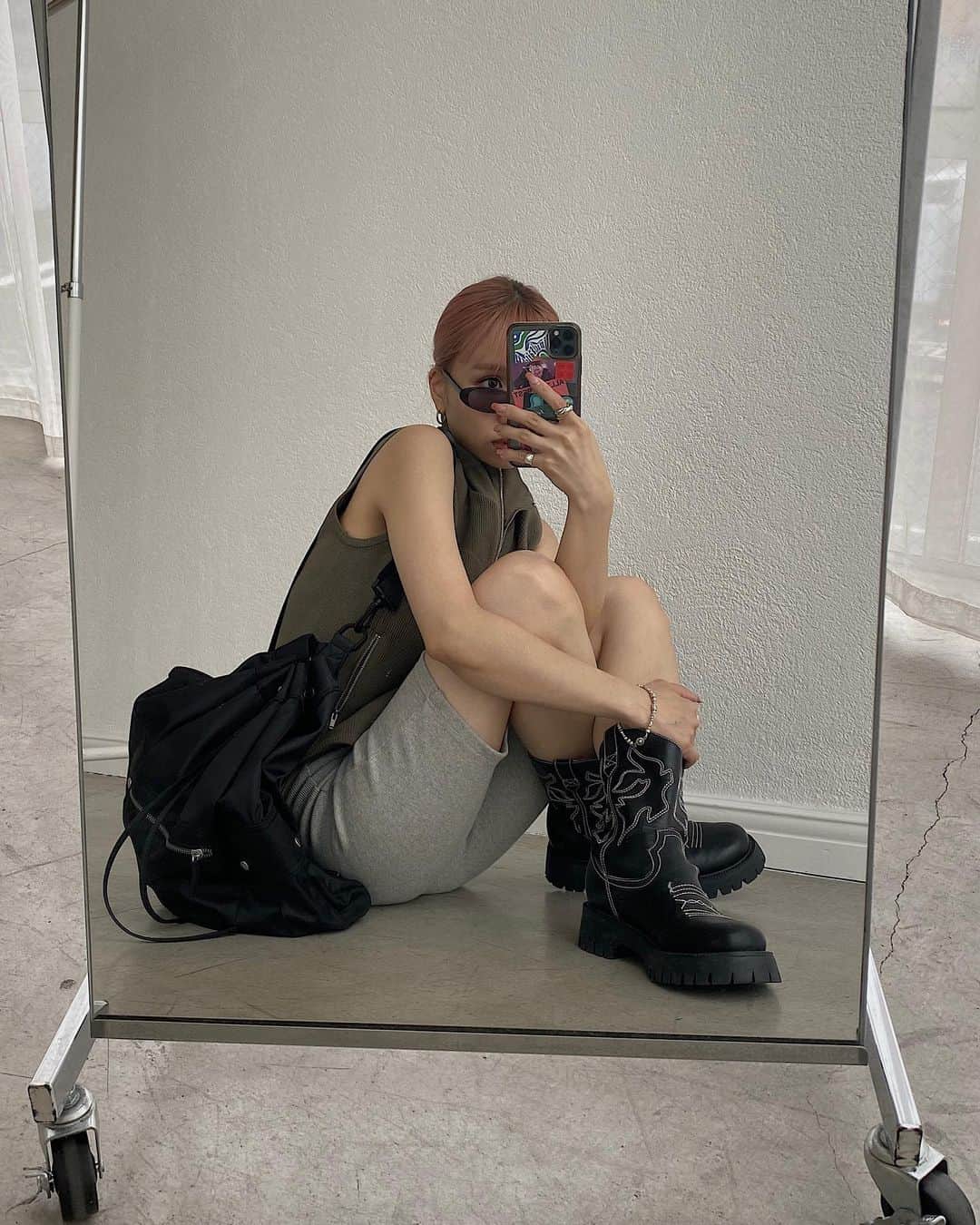 室原彩夏のインスタグラム：「ㅤㅤㅤㅤㅤㅤㅤㅤㅤㅤㅤㅤㅤ 去年大人気で即完売した バイカーパンツ再入荷します🤍 ㅤㅤㅤㅤㅤㅤㅤㅤㅤㅤㅤㅤㅤ blackとgrayどっちも去年買ったんだけどほんっとーーーに使えるからオススメ。 ㅤㅤㅤㅤㅤㅤㅤㅤㅤㅤㅤㅤㅤ 厚手のカットリブだからラインもそんなに気にならないし洗濯してもヨレないし、ストレッチ性抜群で最高なの😾💖 ㅤㅤㅤㅤㅤㅤㅤㅤㅤㅤㅤㅤㅤ 明日発売です！ ㅤㅤㅤㅤㅤㅤㅤㅤㅤㅤㅤㅤㅤ #LAGUAGEM」
