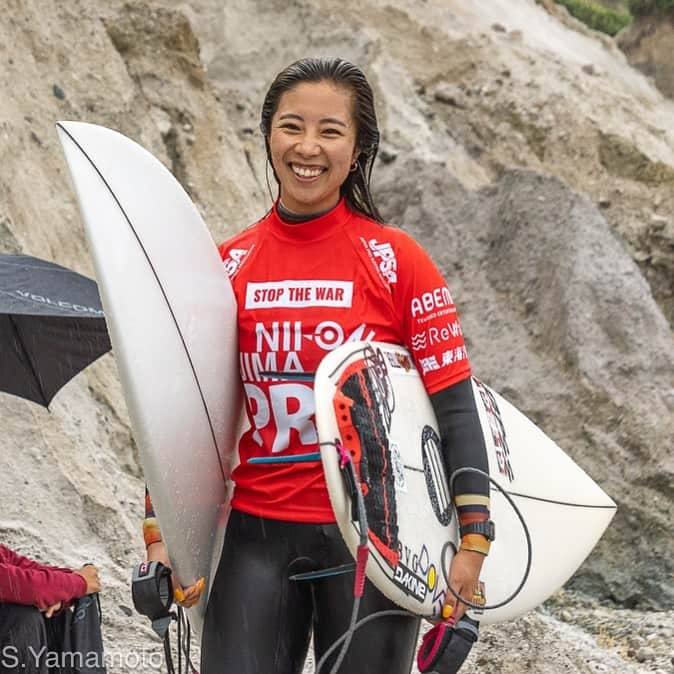 高橋みなとさんのインスタグラム写真 - (高橋みなとInstagram)「10年前に初めて準優勝だった場所、思い出の間々下海岸でのJPSA第2戦💡  R2のヒート中にワイプアウトで首を痛めてしまい、やむを得ずヒート終了まで残り数分のところで上がってきました。  いつもなら、残り時間が数秒だったとしても、必ず沖に戻るくらい全力で挑んでいますが、ドルフィンの時にも激痛が走り、これ以上パドルできないなと判断して上がりました。 決して途中で諦めたわけでも、やけくそになったわけでもないです🥲  一本目で痛めてしまって、そのあとは気合いで沖まで出たのですが、気づいたらどんどん痛くなり、自分のスコアやニードも全く耳に入ってこなくて、ヒート中はずっと"どうやって上がるか、果たして私は陸に帰れるか"そんなことばかり考えてました💧  後からウォーターリスクマネジメントの方に、"そういう時は遠慮せずに手を振って、ジェットスキー呼んでください"と言われ、いてくれる有り難さを実感しました。ただ、ジェットスキー呼ぶほどでもない、大丈夫だ、と安易な考えをしてしまい😇もし今後誰かがこういう状況になったときのためにメモ📝  すぐに駆けつけてくださったウォーターリスクマネジメントの皆様、会場で手当てしてくださったCUREの皆様ありがとうございました。そして別選手の帯同で新島にいらしていたじゅんぺいさんに、すぐ身体をみていただき、施術していただきました。  幸い大きな怪我ではなかったのと、手や足の痺れ、吐き気なども無く回復は早そうなので心配無用です❤️‍🩹 それもこれも、皆様の迅速な処置のおかげです。本当にありがとうございます。 @cure_jpsamedicalteam  @bashi84_jetski  @dnp__gym  JPSAスタッフの皆様にも、ご心配、ご迷惑をおかけして申し訳ありません。いつも万全の体制でコンテスト開催してくださり、ありがとうございます。 @jpsaofficial   思い出の間々下バックサイド、もっと乗りたかったな。。。  📸 @s_yaman」6月1日 19時20分 - minaaaaato