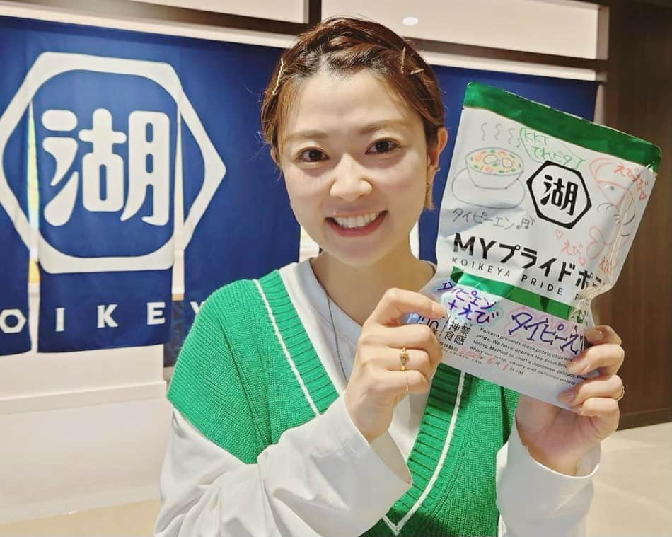 常盤よしこさんのインスタグラム写真 - (常盤よしこInstagram)「湖池屋♡九州阿蘇工場 myポテトチップス作り😊 タイピーエン+えび🦐味〜！！ うまぁ❤️  #てれビタ でご紹介♫  工場見学とオリジナルポテトチップス作りができます！！ 2ヶ月前の要予約、抽選です🥰 湖池屋GOGO！ファクトリーで検索♫  #湖池屋#湖池屋九州阿蘇工場#湖池屋九州阿蘇工場見学#湖池屋ゴーゴーファクトリー#湖池屋オリジナルポテトチップス作り#8種類のフレーバーから選べるよ#てれビタ中継#深掘り中継#お世話になりました」6月1日 19時20分 - yoshiko.tokiwa