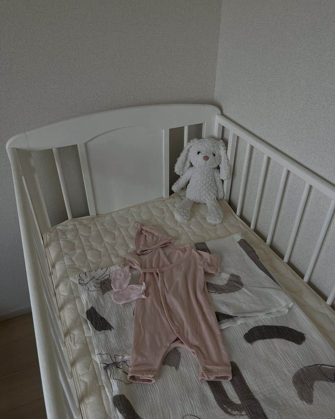 Airi Shibuyaさんのインスタグラム写真 - (Airi ShibuyaInstagram)「Baby bed🛏 . ここに寝てるとこ想像するだけで愛おしい🥹🤍 . . もういつでも出てきていいんだよ〜👶🏼 . #ベビーベッド#ファーストトイ#出産準備#ベビーグッズ」6月1日 19時21分 - _airi088