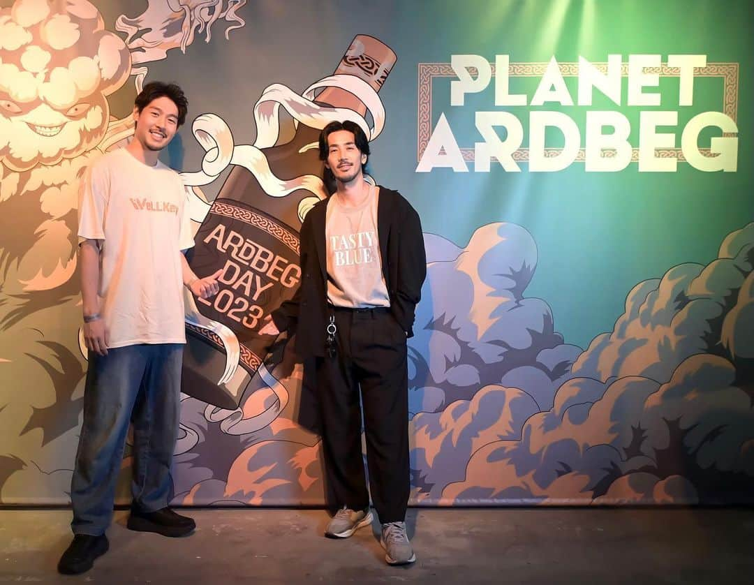 阿部大輔のインスタグラム：「Planet Ardbeg Day 2023イベントにご招待いただきました🥃 2023 年限定ボトルアードベッグヘビー・ヴェーパーは飲みやすくて、深みのある味わいがクセになる逸品でお勧めです！！ また、世界観が本当に素敵でグラフィックのセンスまで抜群！！ ㅤㅤㅤㅤㅤㅤㅤㅤㅤㅤㅤㅤㅤ 下記日程にて開催してるので、是非飲んでみてね🥂 --------------------------------------------------- ◼東京 日時:2023 年 6 月 2 日(金)・3 日(土) 会場:原宿八角館 東京都渋谷区神宮前 6 丁目 4-1 原宿八角館 1F ◼大阪 日時:2023 年 6 月 9 日(金)・10 日(土) 会場:心斎橋 BIG STEP B2F 大阪市中央区大阪市中央区⻄心斎橋 1-6-14 ㅤㅤㅤㅤㅤㅤㅤㅤㅤㅤㅤㅤㅤ ㅤㅤㅤㅤㅤㅤㅤㅤㅤㅤㅤㅤㅤ」