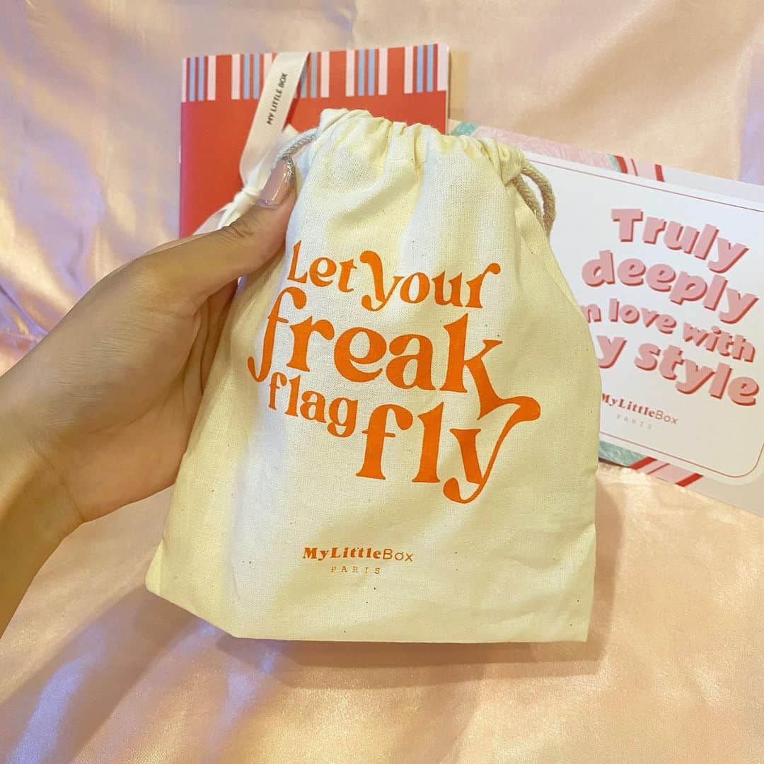 岩下真奈さんのインスタグラム写真 - (岩下真奈Instagram)「2023.06.01 #daily 🕊 * 憧れだったMy Little Box( @my_little_box_japan ) 🎁 . 5月BOXのテーマは"WHY NOT?" 自分だけの個性を大切にし自分らしくいることを応援してくれるボックス🥂 . . ▫️ANESSA デイセラム 保湿、美容成分配合で、ハリ・うるおいのある肌を目指す“UV美容乳液”⛅️ 自然なツヤ感を演出するトーンアップ効果も◎ . ▫️VT シカバイタルエッセンス 乾燥によりくすんだ肌にうるおいを与え、 肌本来のツヤを引き出してくれる🫧 . ▫️dejavu ラスティンファイン 極細クリームペンシルダークブラウン 1.5mmの極細芯で、極細ラインや目のキワなど、 細かい部分までなめらかに描ける🪄 ダークブラウンは、今年の2月に発売された新色🤎 . . それからオリジナルアイテムのブレスレットもついてきた~✨ トレンドのチェーンとこっくりアイボリーの2つ、 これからの季節ピッタリだし重ね付けして使お🪞 . コスメが入ってたポーチも サイズちょうど良いし可愛くて使える🥹‪‪❤︎‬ . . 何が入ってるか分からないで届くお楽しみ感も テーマに沿って込められた想いも 実際に使えすぎるコスメもめっちゃ嬉しい🩰🎶 . . 毎月、税込3,350円でお届けしてくれるんだけど 普通にお値段以上だしお楽しみも込めてプライスレスすぎる🏵 . ストーリー>ハイライトにも My Little Boxのことまとめるから見てね🩷 . . . #pr #インフルエンサーワークス #マイリトルボックス #mylittlebox #ANESSA #アネッサ #日焼け止め #VT #シカ #デジャヴュ #アイラインペンシル #アクセサリー」6月1日 19時33分 - mana_mdleam