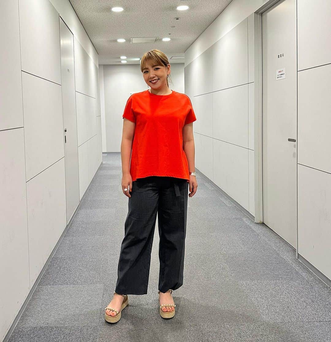 のインスタグラム：「衣装の写真です🙋‍♀️ 今回は1ポーズだけです。 これ普通のアイテムなんだけど、でもすごく素敵なバランスだったなぁとお気に入りでございました✨  5/26放送　  ちまたのジョーシキちゃん ・ t-shirt,pants @superiorcloset_ined_official  ・ sandal  @tsurubymarikooikawa  ・ jewelry @zuttoholic  ・ ・ ・ #superiorcloset  #tsurubymarikooikawa  #zuttoholic」