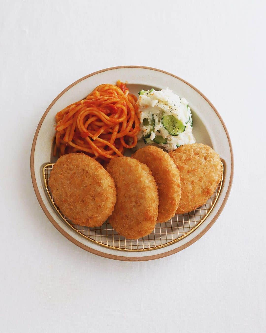 樋口正樹のインスタグラム：「croquette 🍻 . 安いのでいいからコロッケが 食べたくて食べたくて揚げた 業務スーパーの野菜コロッケ。 １個２０円ほどにしては優秀。 ほんとは手作りしたいけどー。 . あとケチャスパッとポテサラ。 ちなみに今日のケチャスパは リングイネを使ってますデス。 . . . #コロッケ #台風コロッケ #野菜コロッケ #業務スーパー購入品 #ポテサラ #ポテトサラダ #ケチャスパ #croquette #potatocroquette #potatosalad」