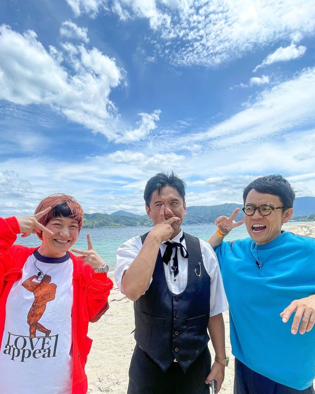 和田美枝さんのインスタグラム写真 - (和田美枝Instagram)「同じような✌︎してると思ったら全然ちゃうかった。。。w  だけども、お父さんな時の笑顔も☺︎  #ヤナギブソン　さん #女と男　で #おでかけコンシェルジュ #LOVEappeal #Tシャツ #イケてる」6月1日 19時30分 - miewada