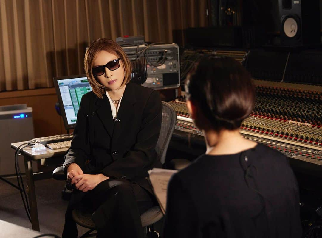 YOSHIKIさんのインスタグラム写真 - (YOSHIKIInstagram)「I'll be on TV Tokyo on Friday night. Check it out,  Yoshiki  "明日6月2日（金）の「WBS NEXT」はYOSHIKIさん@yoshikiofficial が登場。「Ｘ」から見たZ世代は？K-POPの躍進は？なぜロックとクラシックの二刀流？AIの進化にどう向き合う？  #YOSHIKI #TV #Tokyo #tvtokyo #wbs #XJAPAN #TheLastRockstars #AI #kpop  https://youtu.be/KUsrv3HzTz4」6月1日 19時43分 - yoshikiofficial