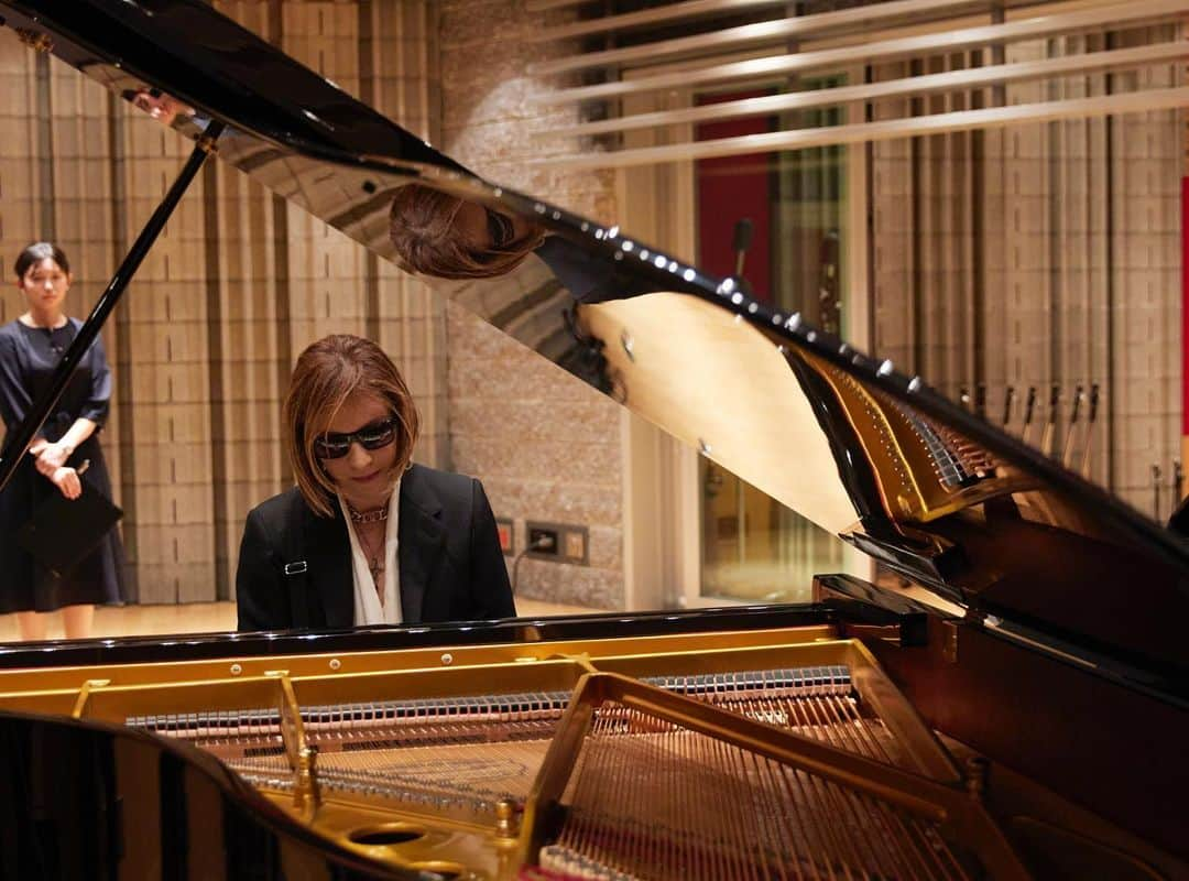 YOSHIKIさんのインスタグラム写真 - (YOSHIKIInstagram)「I'll be on TV Tokyo on Friday night. Check it out,  Yoshiki  "明日6月2日（金）の「WBS NEXT」はYOSHIKIさん@yoshikiofficial が登場。「Ｘ」から見たZ世代は？K-POPの躍進は？なぜロックとクラシックの二刀流？AIの進化にどう向き合う？  #YOSHIKI #TV #Tokyo #tvtokyo #wbs #XJAPAN #TheLastRockstars #AI #kpop  https://youtu.be/KUsrv3HzTz4」6月1日 19時43分 - yoshikiofficial