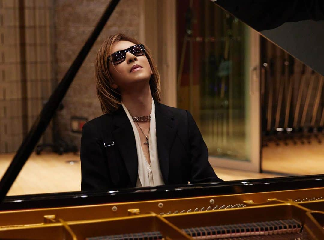 YOSHIKIさんのインスタグラム写真 - (YOSHIKIInstagram)「I'll be on TV Tokyo on Friday night. Check it out,  Yoshiki  "明日6月2日（金）の「WBS NEXT」はYOSHIKIさん@yoshikiofficial が登場。「Ｘ」から見たZ世代は？K-POPの躍進は？なぜロックとクラシックの二刀流？AIの進化にどう向き合う？  #YOSHIKI #TV #Tokyo #tvtokyo #wbs #XJAPAN #TheLastRockstars #AI #kpop  https://youtu.be/KUsrv3HzTz4」6月1日 19時43分 - yoshikiofficial