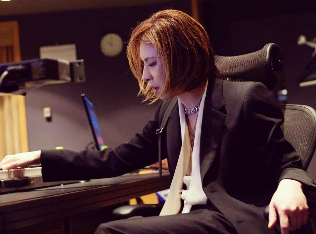 YOSHIKIのインスタグラム：「I'll be on TV Tokyo on Friday night. Check it out,  Yoshiki  "明日6月2日（金）の「WBS NEXT」はYOSHIKIさん@yoshikiofficial が登場。「Ｘ」から見たZ世代は？K-POPの躍進は？なぜロックとクラシックの二刀流？AIの進化にどう向き合う？  #YOSHIKI #TV #Tokyo #tvtokyo #wbs #XJAPAN #TheLastRockstars #AI #kpop  https://youtu.be/KUsrv3HzTz4」