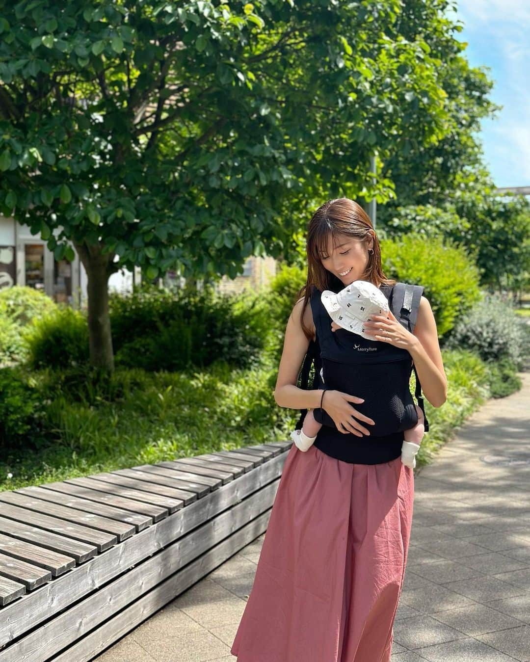 美波千夏さんのインスタグラム写真 - (美波千夏Instagram)「. 超軽量抱っこ紐“メリーチューン“が最高！✨✨ @eduteshop   持った瞬間とにかく軽い！ 腰に付けてみても軽すぎてビックリ！ えまちゃん用の大荷物の中に入れても 軽いから持ち運びもとても助かります🥺🩷  軽いけどしっかり支えてくれて 安定感もバッチリ✨✨  メッシュ素材だからこれからの時期も 赤ちゃんが少しでも涼しく快適に過ごせることも オススメポイント☝️✨✨  カラーも全部可愛くて悩んだー🙃💭🩷 無難なブラックにしたけど やっぱり他の色もかわいいなー🩷  見た目もスッキリしてて ママやパパのスタイルもよく見えるよ🥰  6/4 20時～6/11 1:59まで 楽天スーパーセールでお得に購入できます！ ポイントも付くしオススメ✨  .  .  #抱っこ紐 #ベビーキャリア #メリーチューン　 #親バカ #親ばか #親ばか部  #親バカ部  #生後6ヶ月 #生後6ヵ月  #女の子ママ　 #赤ちゃん　 #令和4年ベビー  #令和4年11月ベビー  #五黄の寅 #五黄の寅ベビー　 #baby #babygirl」6月1日 19時34分 - chinatsu_minami