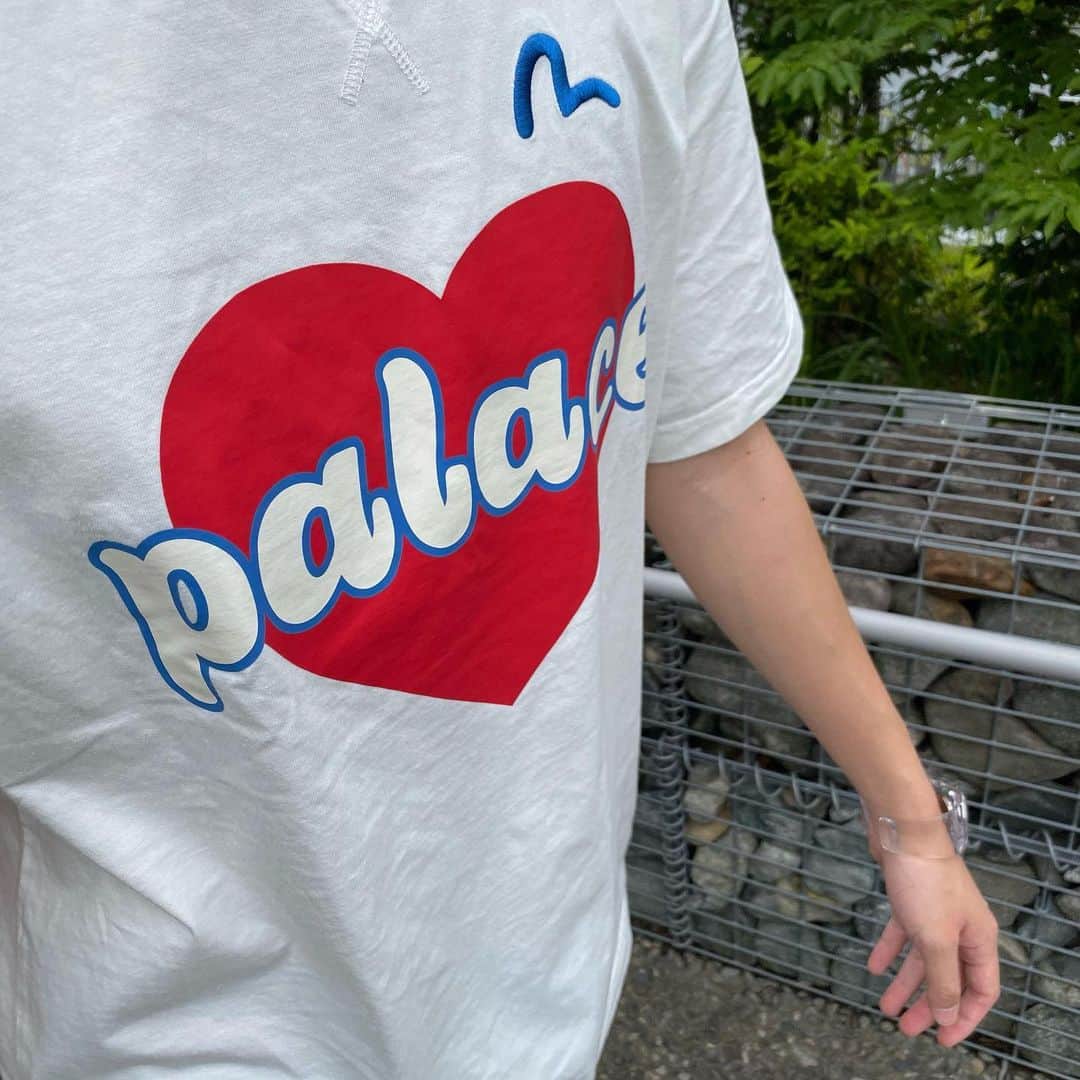 トゥイのインスタグラム：「暑いからしゃがんじゃった 👕 @palaceskateboards  @evisu.official  👖　@off____white  👟　@diesel」