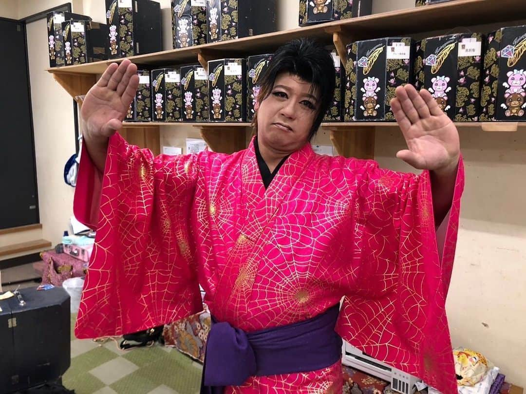 西村瑞樹（西村キャンプ場）さんのインスタグラム写真 - (西村瑞樹（西村キャンプ場）Instagram)「着物の理由がついに…♨️  今週６月３日(土)の『#西村キャンプ場』は、 世羅町めぐり旅パート３🏕  たまたま見つけた温泉施設で ひとっ風呂浴びた西村さん♨️  館内で「大衆演劇」を 見ることができることを知り、  劇団の楽屋を訪ねると 思いもよらない展開に…  #バイきんぐ西村 #西村瑞樹 #バイきんぐ #広島 #世羅町 #世羅 #せら #温泉」6月1日 19時44分 - tss_nishimuracamp