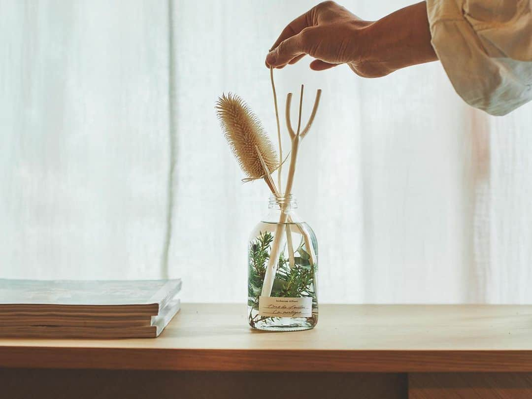 オルネ ド フォイユさんのインスタグラム写真 - (オルネ ド フォイユInstagram)「梅雨の時期におすすめです🌱  フローリストla.montagneさんと作った ハーバリウムディフューザーと オルネのコットンポーチを組み合わせたボックスセット。  la.montagneの下山さんがこだわったのは インテリアに馴染みやすくて、 落ち着いた印象であることでした。  特別感がありながらさりげなく、取り入れやすいので 結婚や引っ越しのお祝いにもおすすめです。  la.montagneさんのインスタグラムはこちら @lamontagneflower   商品名： la.montagne ディフューザーとポーチのセット  ———————————————  ●商品詳細はプロフィールのリンクからご確認ください。 👉@ornedefeuilles  ※検索画面で「ハーバリウム」でチェック🔎  ※オンラインショップと不動前店の取扱い商品は異なります。 ———————————————  #lamontagne #ハーバリウム #ディフューザー #ギフトセット #花のある暮らし #ブライダルギフト #梅雨のインテリア #ornedefeuilles #オルネドフォイユ」6月1日 19時44分 - ornedefeuilles