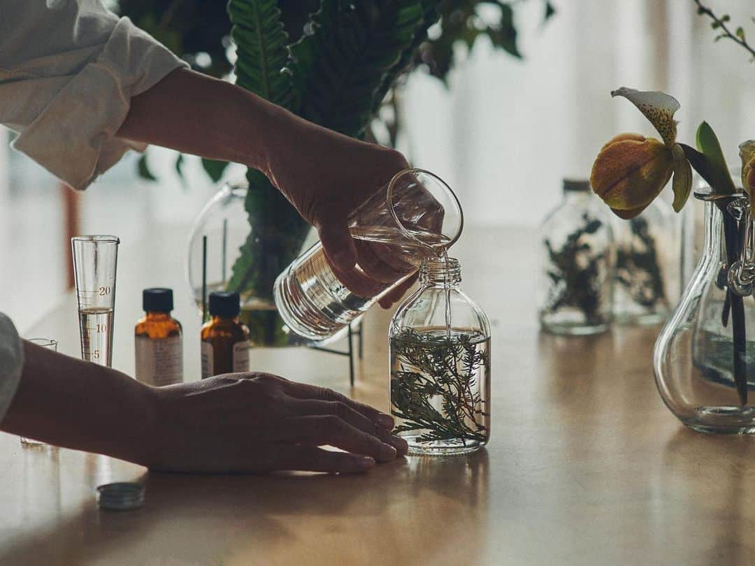 オルネ ド フォイユさんのインスタグラム写真 - (オルネ ド フォイユInstagram)「梅雨の時期におすすめです🌱  フローリストla.montagneさんと作った ハーバリウムディフューザーと オルネのコットンポーチを組み合わせたボックスセット。  la.montagneの下山さんがこだわったのは インテリアに馴染みやすくて、 落ち着いた印象であることでした。  特別感がありながらさりげなく、取り入れやすいので 結婚や引っ越しのお祝いにもおすすめです。  la.montagneさんのインスタグラムはこちら @lamontagneflower   商品名： la.montagne ディフューザーとポーチのセット  ———————————————  ●商品詳細はプロフィールのリンクからご確認ください。 👉@ornedefeuilles  ※検索画面で「ハーバリウム」でチェック🔎  ※オンラインショップと不動前店の取扱い商品は異なります。 ———————————————  #lamontagne #ハーバリウム #ディフューザー #ギフトセット #花のある暮らし #ブライダルギフト #梅雨のインテリア #ornedefeuilles #オルネドフォイユ」6月1日 19時44分 - ornedefeuilles