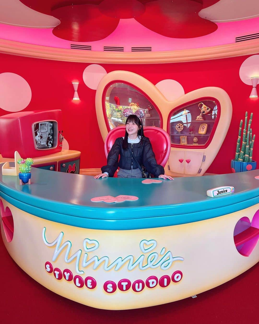 松崎博香のインスタグラム：「6月もひぃちゃんをよろしくね❣️ 　 今月もたくさん更新したい気持ち！← でも写真がない✌🏻たすけて✌🏻 　 みんなはインスタに何の写真載せるの？☺︎ 　 #STARMARIE #スタマリ #tokyodisneyland #selfie #japanesegirl #東京ディズニーランド #ディズニーコーデ #ootd #오오티디 #맞팔 #맞팔해요 #좋아요 #맞좋 #셀카 #디즈니랜드」