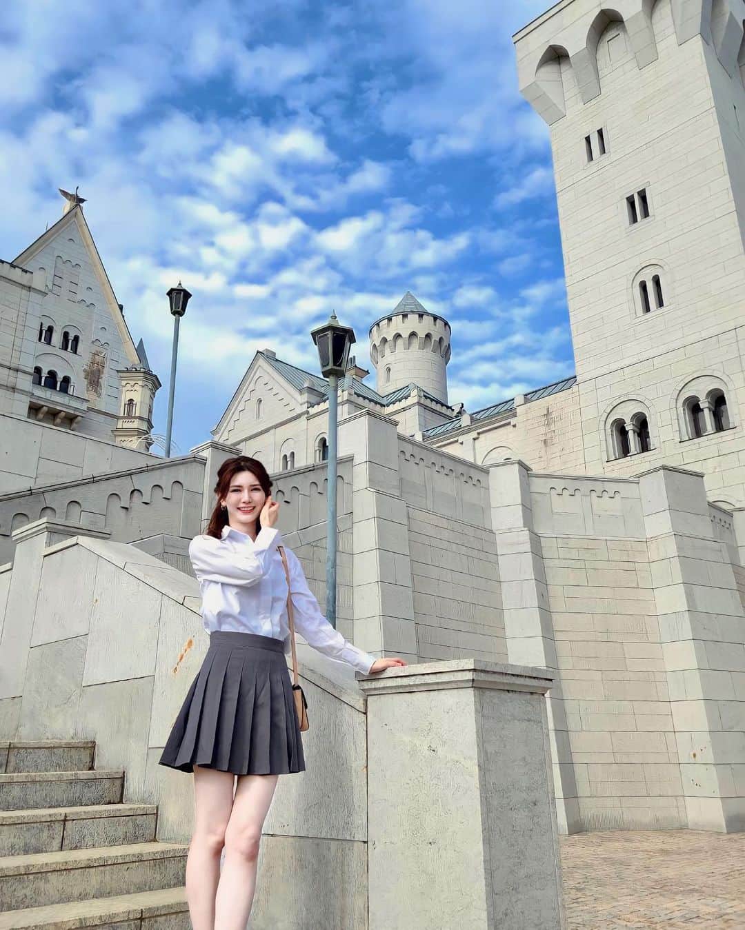 のインスタグラム：「🏰 眩しすぎて2枚とも目開いてない😵😂  今日から6月🐌☂️ 実は私の誕生月なのです💎💎 雨でじれったい月だけど、今月も楽しもう❤️  .  #兵庫#神戸#神戸旅行#神戸観光#姫路#姫路旅行#ミニスカート#ミニスカ#プリーツスカート#白シャツ#インスタグラマー#美脚#インスタ映え#モデル撮影#撮影モデル#アパレルモデル#広告モデル#着画モデル#asiangirls #asianmodel #asianbeauty #japanesemodel #legslegslegs #足痩せ#スレンダー#スリム#細身#韓国ファッションコーデ #韓国服#韓国コーデ」