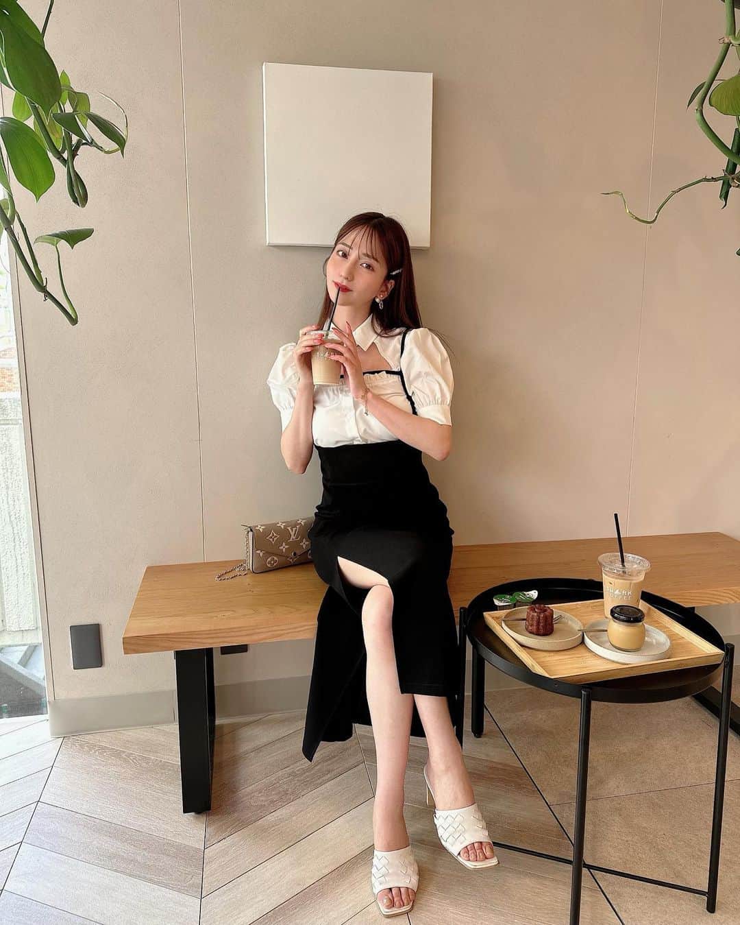 堀尾実咲のインスタグラム：「🦈☕️  #sharkcoffee #shibuya #shibuyacafe #cafe #summerfashion #darich #ダーリッチ #渋谷カフェ #渋谷スイーツ #カフェ巡り #カフェ部 #カフェ活 #おしゃれカフェ」