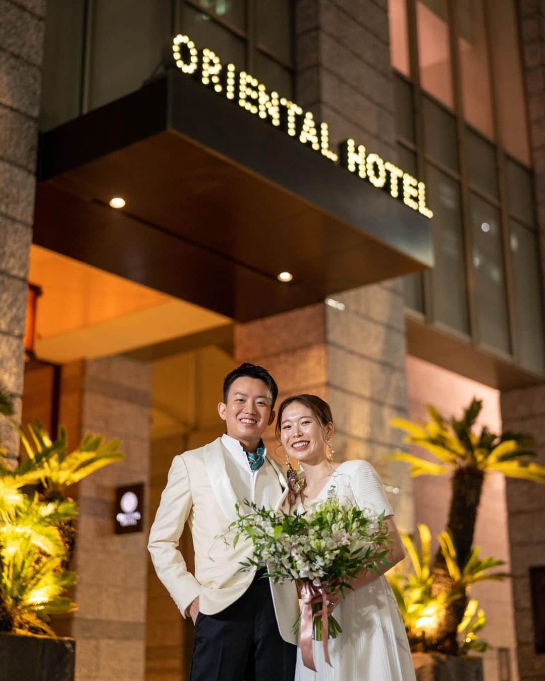 のインスタグラム：「.  Entrace Photo  ご披露宴後の後にお写真を残すことができる宴後撮影  夜のエントランス前での撮影は 幻想的な雰囲気になりとても素敵ですね  @oriental.hotel.kobe  @oriental.hotel.wedding  @noritaka_igarashi  @ideagraph.jp  @thetreatdressing  @treat_gentleman  #ohk花嫁 #weddingbouquet #weddingdress #tuxedo #ウェディングドレス #タキシード #ウェディングブーケ #居留地 #thetreatdreesing #orientalhotel #orientalhotelwedding #オリエンタルホテル #オリエンタルホテル旧居留地」