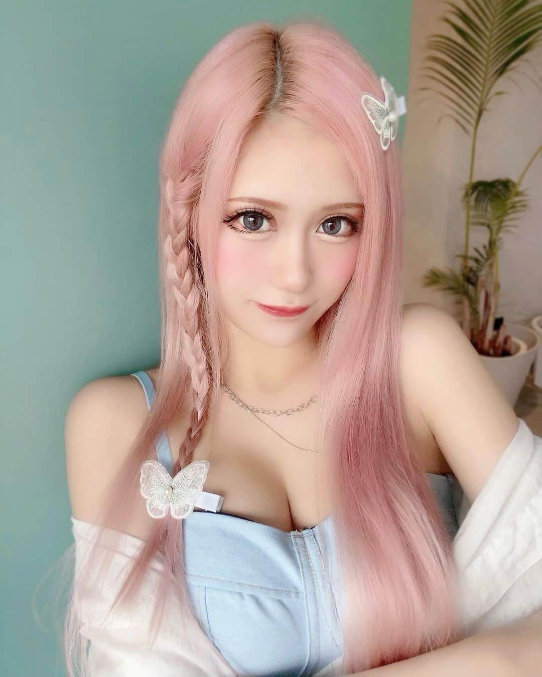 あいめろ姫のインスタグラム：「今日は前髪なしの甘めです🦋🩵💙  ❔」