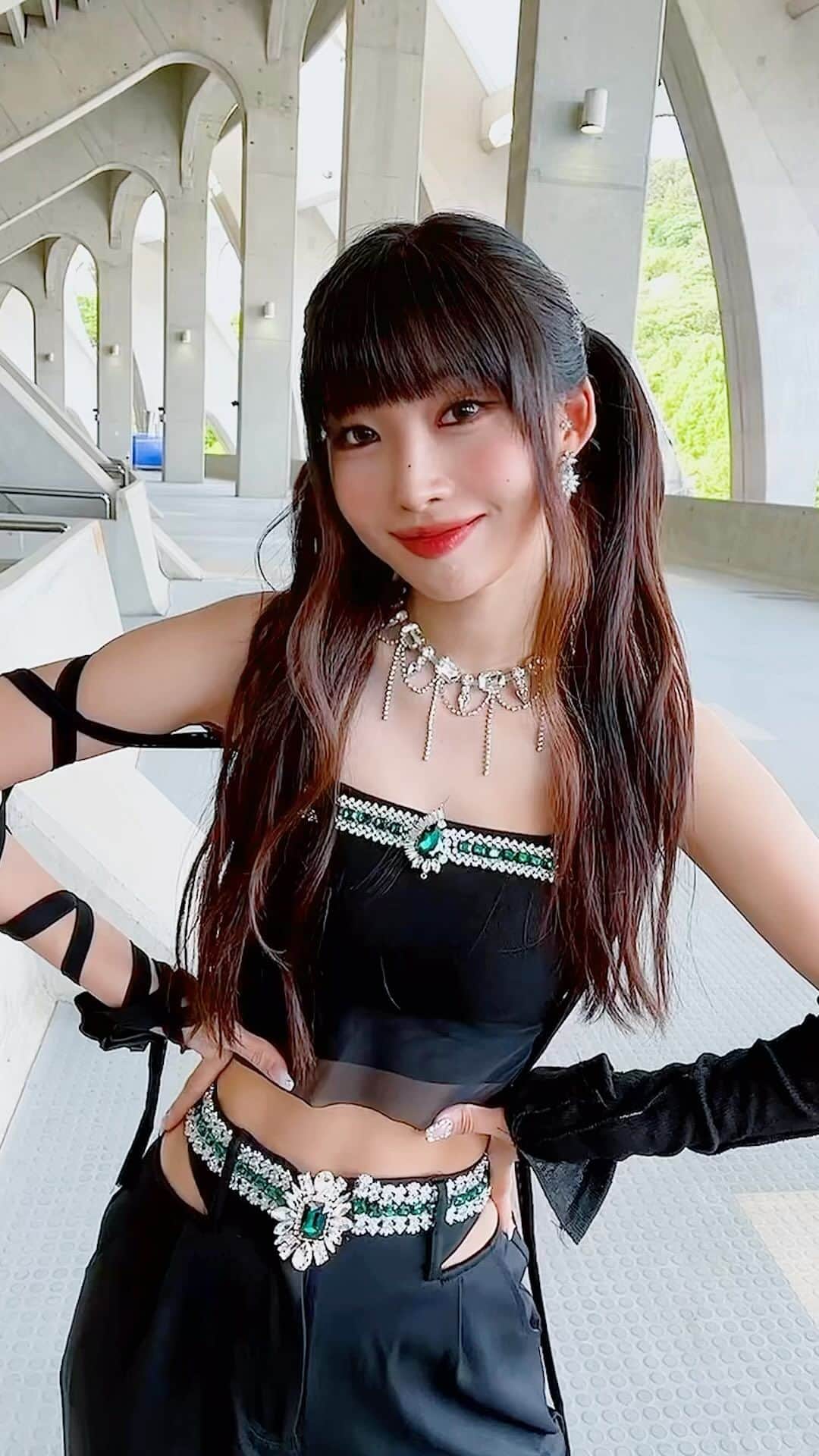EVERGLOWのインスタグラム：「션이와 함께 박수 짝짝짝😘👏🏻 #EVERGLOW #에버글로우 #시현 #SIHYEON」