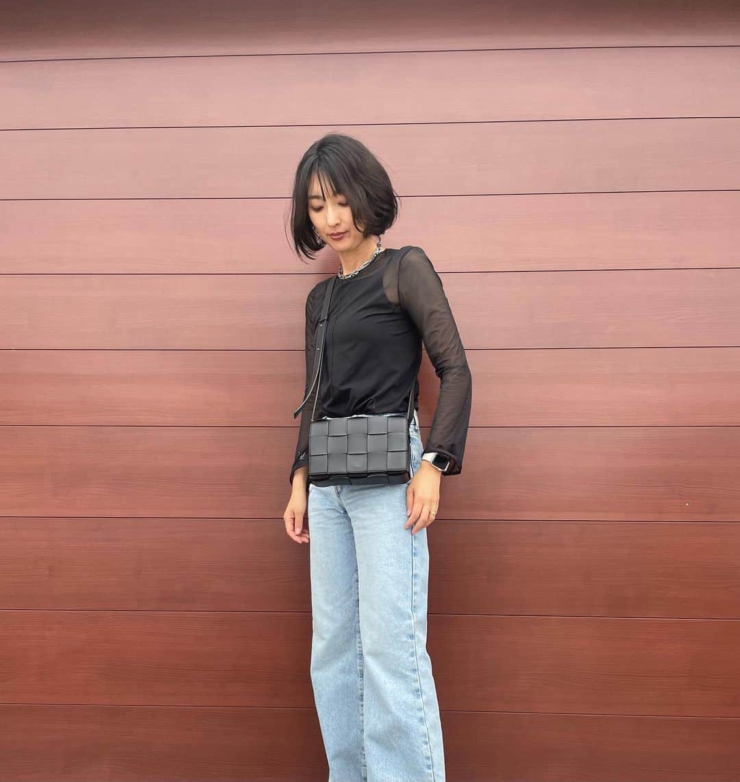 石井のり子のインスタグラム：「** #40代の髪事情 もともとクセ毛だけど 明らかに今までとは違う変なクセも出てくるし 扱いにくいし触った感触も違う… 髪もエイジングケアが必要ですね。  髪も体も心も 年齢と共に上手に向き合っていけたらいいな。 久しぶりに @mihoko0608 さんに髪も心も整えてもらいました🫶🏻  #ショートボブ  #ヘアカット #40代ヘアスタイル  #シアートップス  #uniqlomamekurogouchi  #denim  #zara」