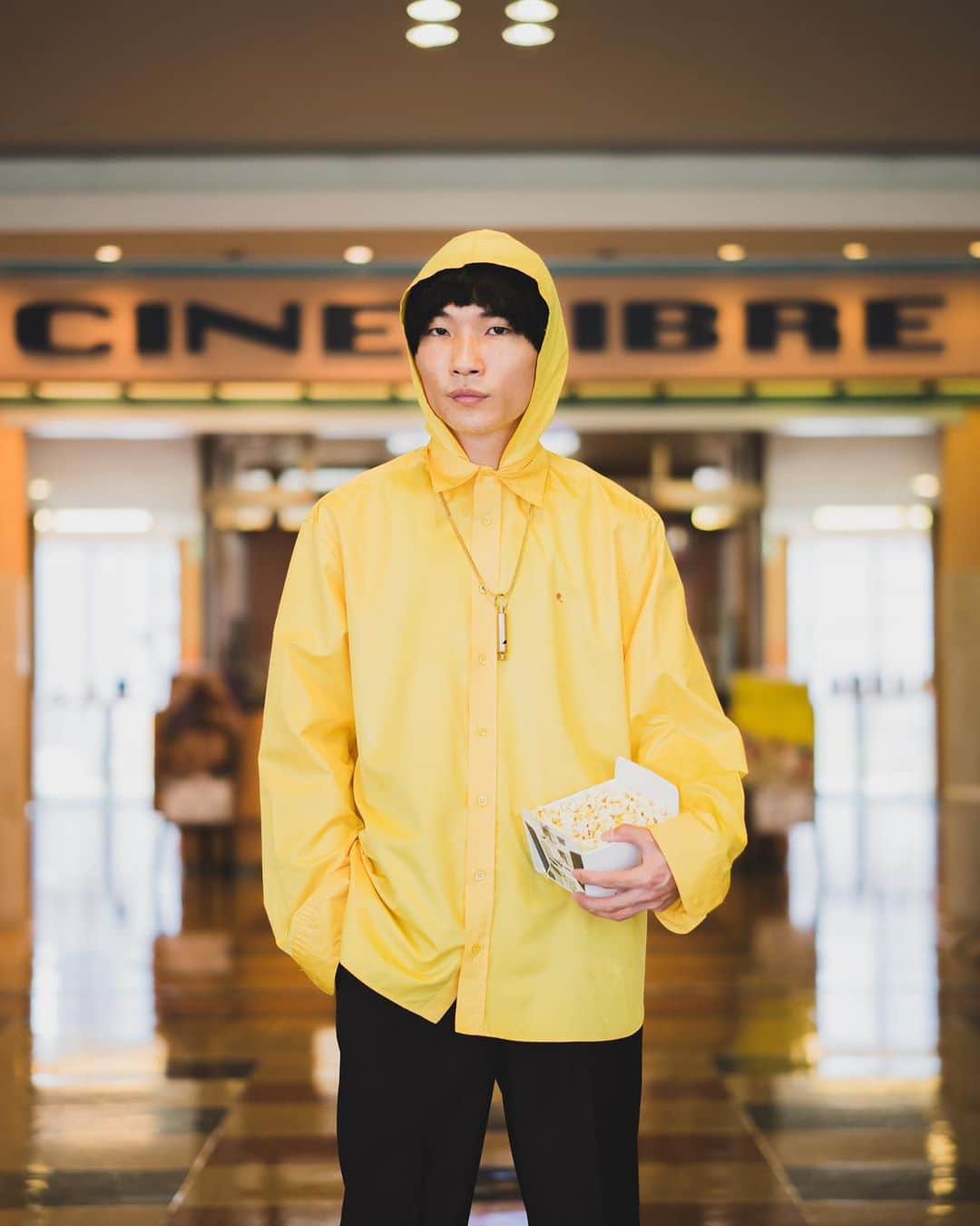 ビームスさんのインスタグラム写真 - (ビームスInstagram)「… s/NAP. BEAMS it STAFF 毎月1日、15日更新！BEAMSスタッフによる、独自のスタイリング。 #beams_it_staff   Vol.13 Hisato Ieki（BEAMS UMEDA） @i_eki_  【Day.1】 インサイドアウトな気分だったので、本来パンツの上に履くはずのチャップスを、敢えてショーツの中に履いてみました。トップスをタイトに、ボトムスをボリューミーにしたメリハリのあるバランスが好きで、自分と同じように細身で低身長の方に提案したいスタイルです。  cardigan：roberto collina tanktop：USED pants(outer)：CLASS pants(inner)：International Gallery BEAMS eyewear：VINTAGE shoes : Artesania Gomez  【Day.2】 この日は、テーラードジャケットをちょっぴりコギャルのように着用したい気分でした。テーラードとTシャツの“CREED”という対比も面白いかなと思います。ジャケットに対して、懐古主義的な組み合わせだけでなく、自由にコーデが組めたら楽しいですよね。 そうそう、映画『ROCKY』のシリーズが好きです。  jacket：TOO SOON TO KNOW  t-shirt：映画館で購入 pants：Alexander McQueen eyewear：JIL SANDER　 key chain：RAF SIMONS shoes：CONVERSE  【Day.3】 頻繁に訪れるミニシアターには年配の方も多いので、浮かないよう奇を衒った着方はせず、オーセンティックにシャツ＆パンツオンリーで組み合わせました。 でも、シャツはさりげなく、ナイロン素材の雨合羽の様なものに。映画『雨に唄えば』を連想させるこのシャツは、映画を観に行く時、つい着用してしまいます。 ちなみに首から下げているネックレスは、後輩からもらった熊避けの笛です。  shirt：RAF SIMONS pants：NAMACHEKO　 shoes : VANS  【洋服に対するマイルール】 何かしら“対比”の効いた組み合わせを意識する事が多いです。ひとつひとつの洋服が持つ“要素”、“素材”、“シルエット”同士を対比して、コーディネートを考えます。 4年半くらい毎日欠かさずに行っている“出勤着日記”は、服屋を辞めるまでは何十年でも続けたいなと思ってます。  【オフの日の過ごし方】 予定が無い時は、上映スケジュールをチェックせずに映画館に向かう事が多いです。 映画館に到着して、ようやく公開中の映画や上映開始時間が分かるので、観るつもりのなかった作品にも出会えてお勧めです。 最近は、『クロード・ルルーシュ』の作品を再上映して欲しいな。と密かに思っています。  @international_gallery_beams @beams_umeda #internationalgallerybeams #インターナショナルギャラリービームス」6月1日 20時00分 - beams_official