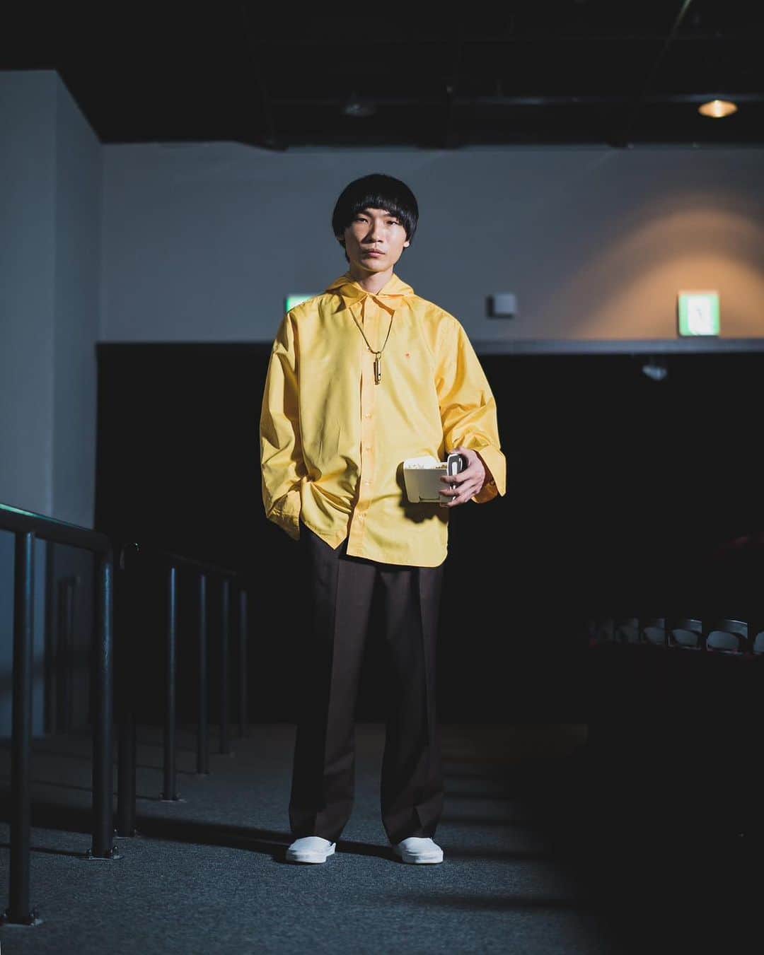 ビームスさんのインスタグラム写真 - (ビームスInstagram)「… s/NAP. BEAMS it STAFF 毎月1日、15日更新！BEAMSスタッフによる、独自のスタイリング。 #beams_it_staff   Vol.13 Hisato Ieki（BEAMS UMEDA） @i_eki_  【Day.1】 インサイドアウトな気分だったので、本来パンツの上に履くはずのチャップスを、敢えてショーツの中に履いてみました。トップスをタイトに、ボトムスをボリューミーにしたメリハリのあるバランスが好きで、自分と同じように細身で低身長の方に提案したいスタイルです。  cardigan：roberto collina tanktop：USED pants(outer)：CLASS pants(inner)：International Gallery BEAMS eyewear：VINTAGE shoes : Artesania Gomez  【Day.2】 この日は、テーラードジャケットをちょっぴりコギャルのように着用したい気分でした。テーラードとTシャツの“CREED”という対比も面白いかなと思います。ジャケットに対して、懐古主義的な組み合わせだけでなく、自由にコーデが組めたら楽しいですよね。 そうそう、映画『ROCKY』のシリーズが好きです。  jacket：TOO SOON TO KNOW  t-shirt：映画館で購入 pants：Alexander McQueen eyewear：JIL SANDER　 key chain：RAF SIMONS shoes：CONVERSE  【Day.3】 頻繁に訪れるミニシアターには年配の方も多いので、浮かないよう奇を衒った着方はせず、オーセンティックにシャツ＆パンツオンリーで組み合わせました。 でも、シャツはさりげなく、ナイロン素材の雨合羽の様なものに。映画『雨に唄えば』を連想させるこのシャツは、映画を観に行く時、つい着用してしまいます。 ちなみに首から下げているネックレスは、後輩からもらった熊避けの笛です。  shirt：RAF SIMONS pants：NAMACHEKO　 shoes : VANS  【洋服に対するマイルール】 何かしら“対比”の効いた組み合わせを意識する事が多いです。ひとつひとつの洋服が持つ“要素”、“素材”、“シルエット”同士を対比して、コーディネートを考えます。 4年半くらい毎日欠かさずに行っている“出勤着日記”は、服屋を辞めるまでは何十年でも続けたいなと思ってます。  【オフの日の過ごし方】 予定が無い時は、上映スケジュールをチェックせずに映画館に向かう事が多いです。 映画館に到着して、ようやく公開中の映画や上映開始時間が分かるので、観るつもりのなかった作品にも出会えてお勧めです。 最近は、『クロード・ルルーシュ』の作品を再上映して欲しいな。と密かに思っています。  @international_gallery_beams @beams_umeda #internationalgallerybeams #インターナショナルギャラリービームス」6月1日 20時00分 - beams_official