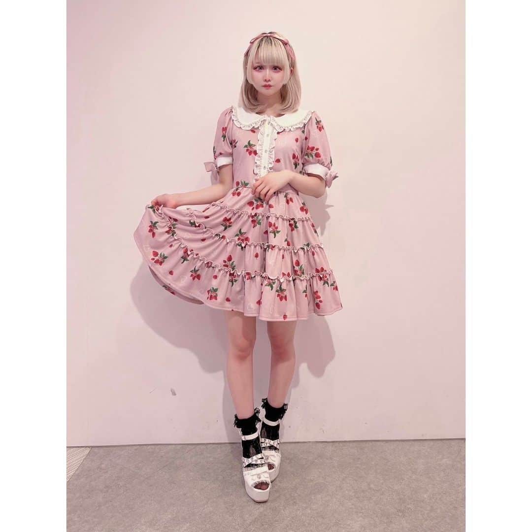 Ank Rougeさんのインスタグラム写真 - (Ank RougeInstagram)「♡ Limited item ♡  渋谷109店&公式通販サイトAiland限定🍓 袖口リボンティアードカットOP pink / blue / black ¥17,600 taxin  渋谷109店 @ankrouge_shibuya109  6/2 Open10:00〜販売スタート！  公式通販サイトAiland 6/2 12:00〜販売スタート！」6月1日 19時56分 - ankrouge_official