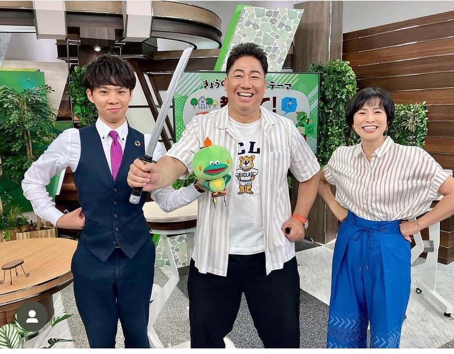 のインスタグラム：「KBCテレビ【地元応援live wish ＋】。 いつもスタッフさんがテロップや小道具で盛り上げくれて、楽しく番組をさせて頂いてます😆わーい🙌ぬんっ‼️ #刀はヒマつ武士 #他局なのにありがとうございます  #ライブの宣伝もめっちゃしてくれる #ぬんっめっちゃ推してくれる #kbc  #wish  #地元応援live」