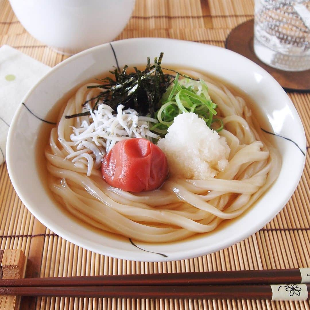 テーブルマークさんのインスタグラム写真 - (テーブルマークInstagram)「. 夏うどん🎐 【梅ほうじ茶漬けうどん】 . さらさらとお茶漬けようにいただける 冷たいうどん🧊🍽️ . ▼材料（１人分） ❁冷凍「稲庭風うどん」または「夏のつるんうどん」：１玉 ❁大根おろし：正味50g ❁梅干し（種を取り除く）：１粒（約20g） ❁釜揚げしらす：適量（約15g） ❁青ねぎ（小口切り）：適量（５～10g） ❁刻みのり：適量（約0.5g） ［A］ ❁冷たいほうじ茶：150cc ❁白だし：大さじ１ ❁しょうゆ：小さじ１ . ▼下準備 ・冷凍「稲庭風うどん」または 　冷凍「夏のつるんうどん」はレンジで加熱し、 　冷水でしめてざるにあげておく ・大根おろしは軽く水気を絞っておく . ▼作り方 ①［A］を合わせて冷やしておく . ②水でしめたうどんを器に盛り付け、 その他の具材をすべてのせる 食べる直前に（１）をかけて召し上がれ . #うどん #udon #冷凍うどん #さぬきうどん #うどん部 #うどん好き #レシピ #おうちごはん #簡単レシピ #うどんレシピ #アレンジレシピ #今日のごはん #ランチ #ランチメニュー #夕食 #晩御飯 #晩ご飯 #晩ごはん #TableMark #テーブルマーク #お茶漬け #夏うどん #夏 #夏レシピ #夏メニュー」6月1日 19時58分 - tablemark_jp