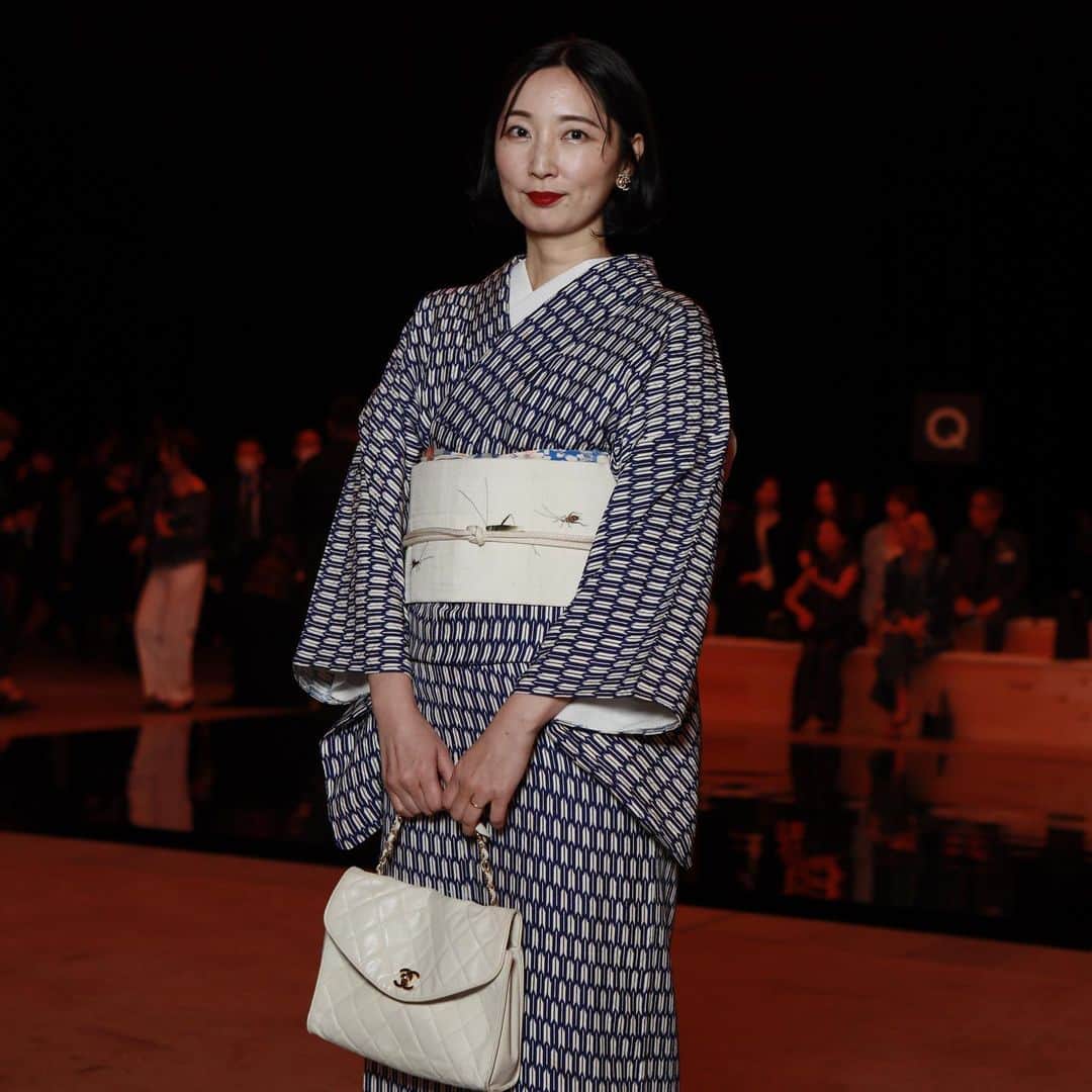 山内マリコのインスタグラム：「もしCHANELのショーに招待されたら、貴方はなにを着ますか…？　  持っててよかった着物。昔取った杵柄バンザイ🙌　雑誌『七緒』でもお世話になってる薬真寺さん @___mameka_ 全面協力のもと、単衣の矢絣で行ってきました〜。  #chanelintokyo」