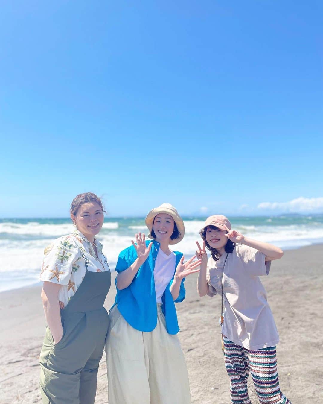 川面千晶のインスタグラム：「金麦のCM 浜辺篇に出演しております🍺 ・ 華ちゃんと上田と楽しすぎる撮影で、ずっと爆笑だった😆 ・ 夏❗️って感じのステキなCMです〜🎆 ・ 是非ご覧ください😍 ・ 監督は箱田優子さん☺️ ・  https://youtu.be/0YvGo7NplnU」