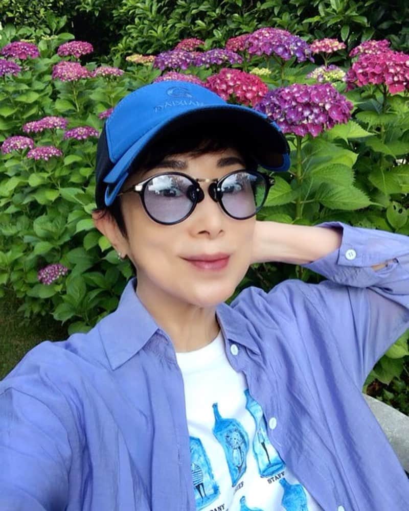 小川知子のインスタグラム：「早い梅雨入りかなー  庭の紫陽花が満開♪ 私の好きな色に咲いています。  気持ちの良い風が爽やかでした。  #早い梅雨入り #紫陽花 #小川知子」
