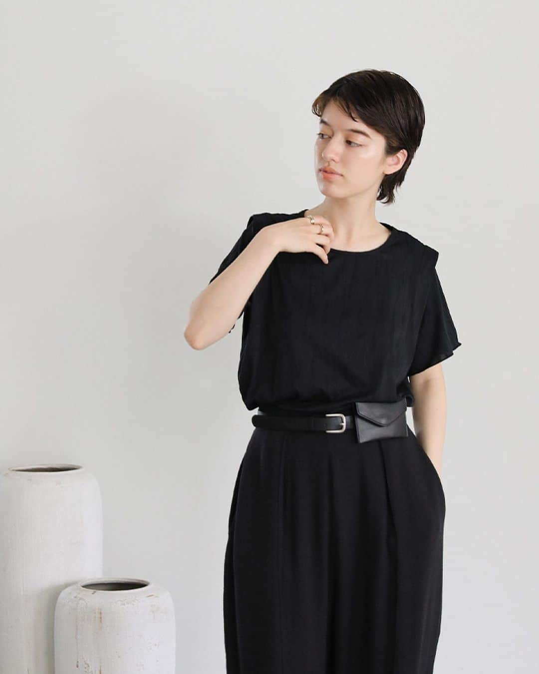 moca さんのインスタグラム写真 - (moca Instagram)「06.01(Thu)New in  ■No. 20001137 ウェーブパターンハーフスリーブトップス  ・price：3,960 yen（tax in) ・color：ivory / black   着るだけで様になるデザインTシャツ。  肩に施したタックでモードに着こなせる一枚。  ニュアンスのウェーブ柄で女性らしい柔らかい雰囲気をプラスしています。  ボトムにインでもアウトでも整いやすい、着心地の良い滑らかな肌あたりも魅力です◎  きちんと感のあるスラックスパンツはもちろん、タイトスカートやカジュアルなデニムとも好相性です◎   #selectmoca」6月1日 20時08分 - selectmoca