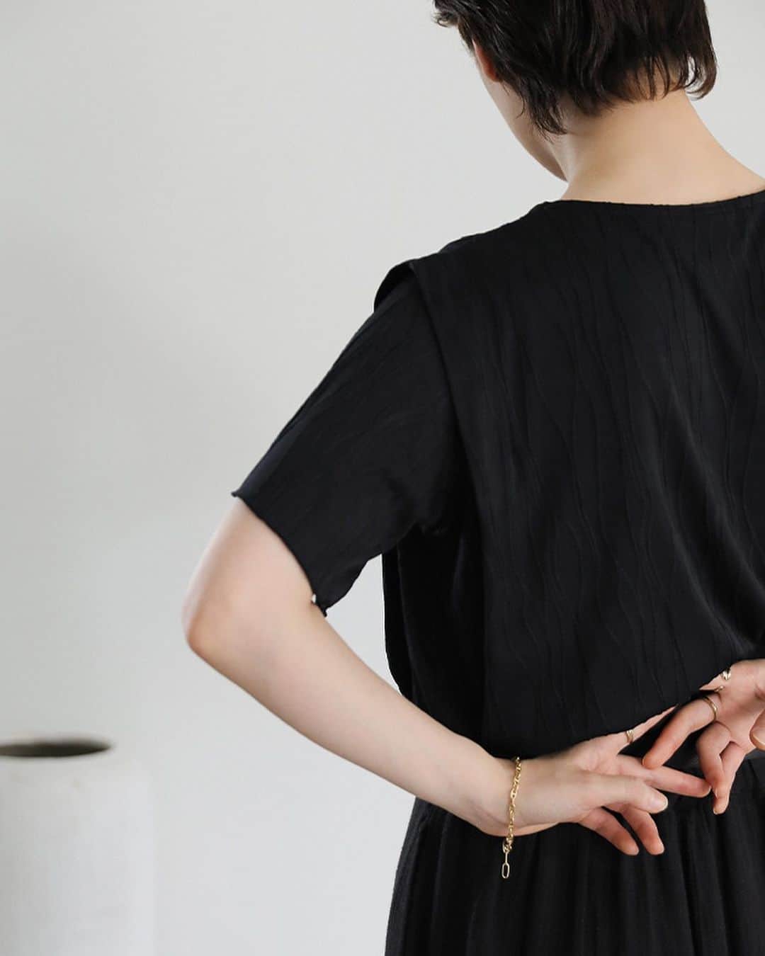 moca さんのインスタグラム写真 - (moca Instagram)「06.01(Thu)New in  ■No. 20001137 ウェーブパターンハーフスリーブトップス  ・price：3,960 yen（tax in) ・color：ivory / black   着るだけで様になるデザインTシャツ。  肩に施したタックでモードに着こなせる一枚。  ニュアンスのウェーブ柄で女性らしい柔らかい雰囲気をプラスしています。  ボトムにインでもアウトでも整いやすい、着心地の良い滑らかな肌あたりも魅力です◎  きちんと感のあるスラックスパンツはもちろん、タイトスカートやカジュアルなデニムとも好相性です◎   #selectmoca」6月1日 20時08分 - selectmoca