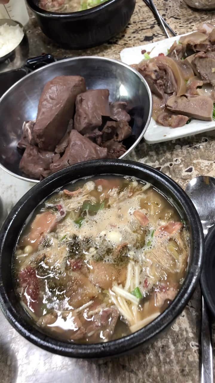 高島豪志のインスタグラム：「. 韓国の朝食はこれが1番！ 二日酔いにも効くと言われるスープ 皆さんも韓国行ったら試しに ヘジャンク食べてみてね❤️  #韓国グルメ  #韓国旅行記  #高島豪志」